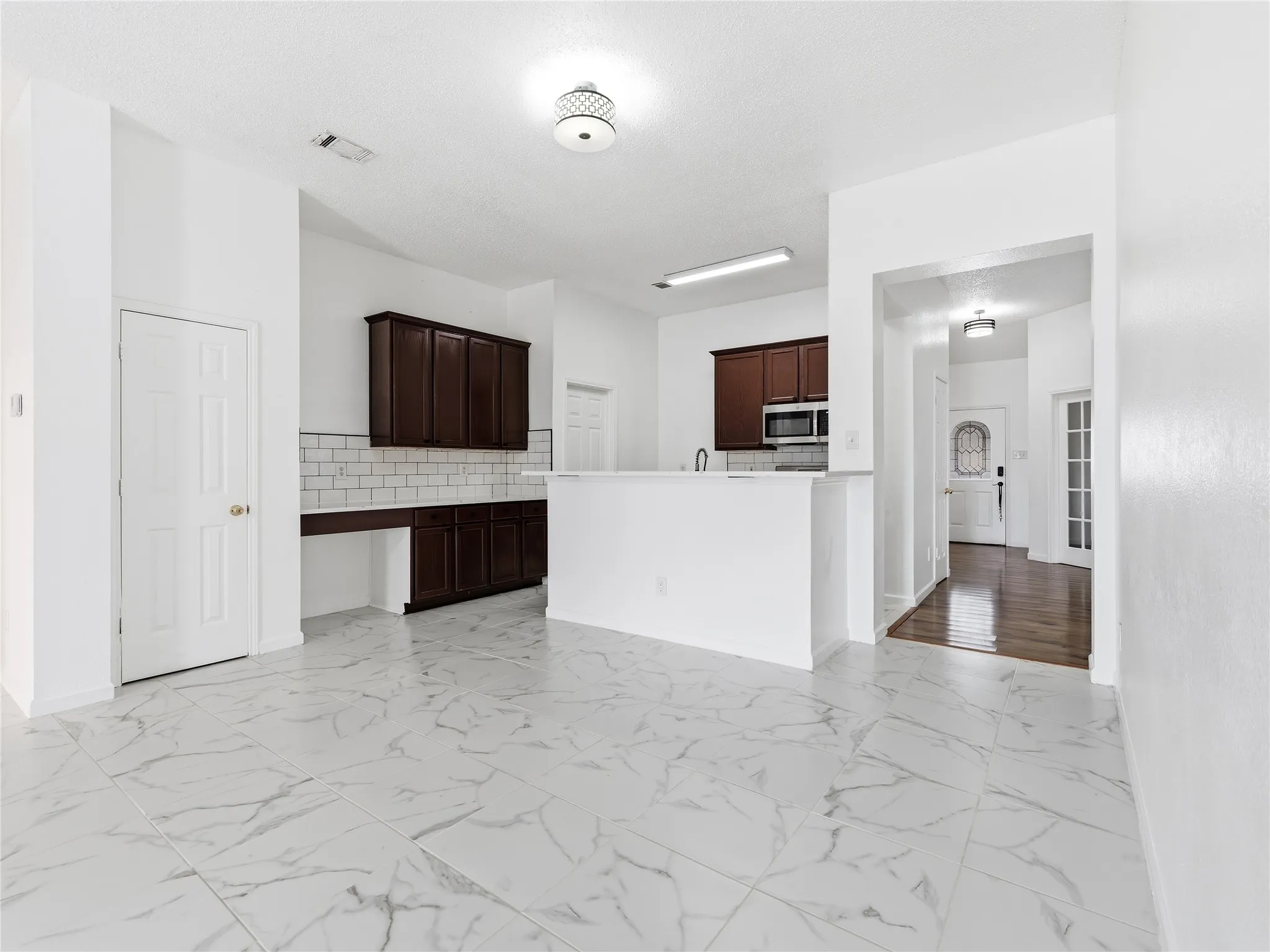 Single Family Residence For Sale in Tarrant County , 6805 Red Rock Trail, Watauga, Texas 76137, 3 Bedroom, 2 Bathroom, 2 Garage spaces, 1,905 Sqft, built in 2001, mls#21378940, Real Estate Agent in Watauga, Homes For Sale in Tarrant county, Homes For Sale in Watauga, Realtor in Watauga Texas, Real Estate Brokerage Independent Realty Texas, Luminita Cordes Realtor