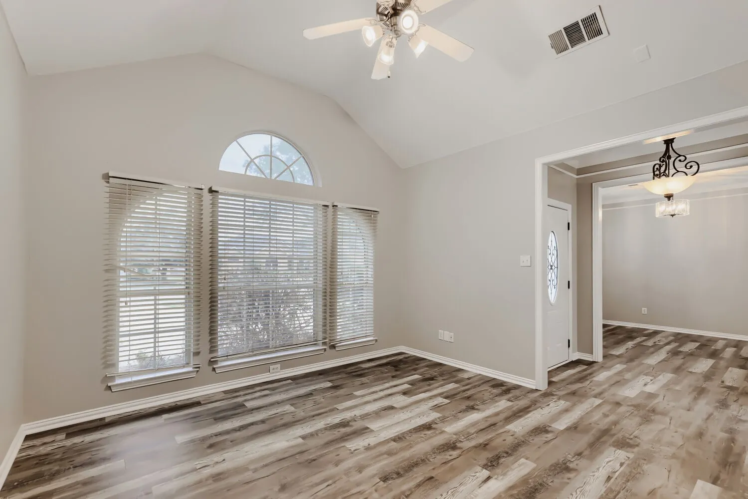 Single Family Residence For Sale in Kaufman County , 127 Villanova Circle, Forney, Texas 75126, 3 Bedroom, 2 Bathroom, 2 Garage spaces, 1,771 Sqft, built in 1997, mls#21376884, Real Estate Agent in Forney, Homes For Sale in Kaufman county, Homes For Sale in Forney, Realtor in Forney Texas, Real Estate Brokerage Independent Realty Texas, Luminita Cordes Realtor