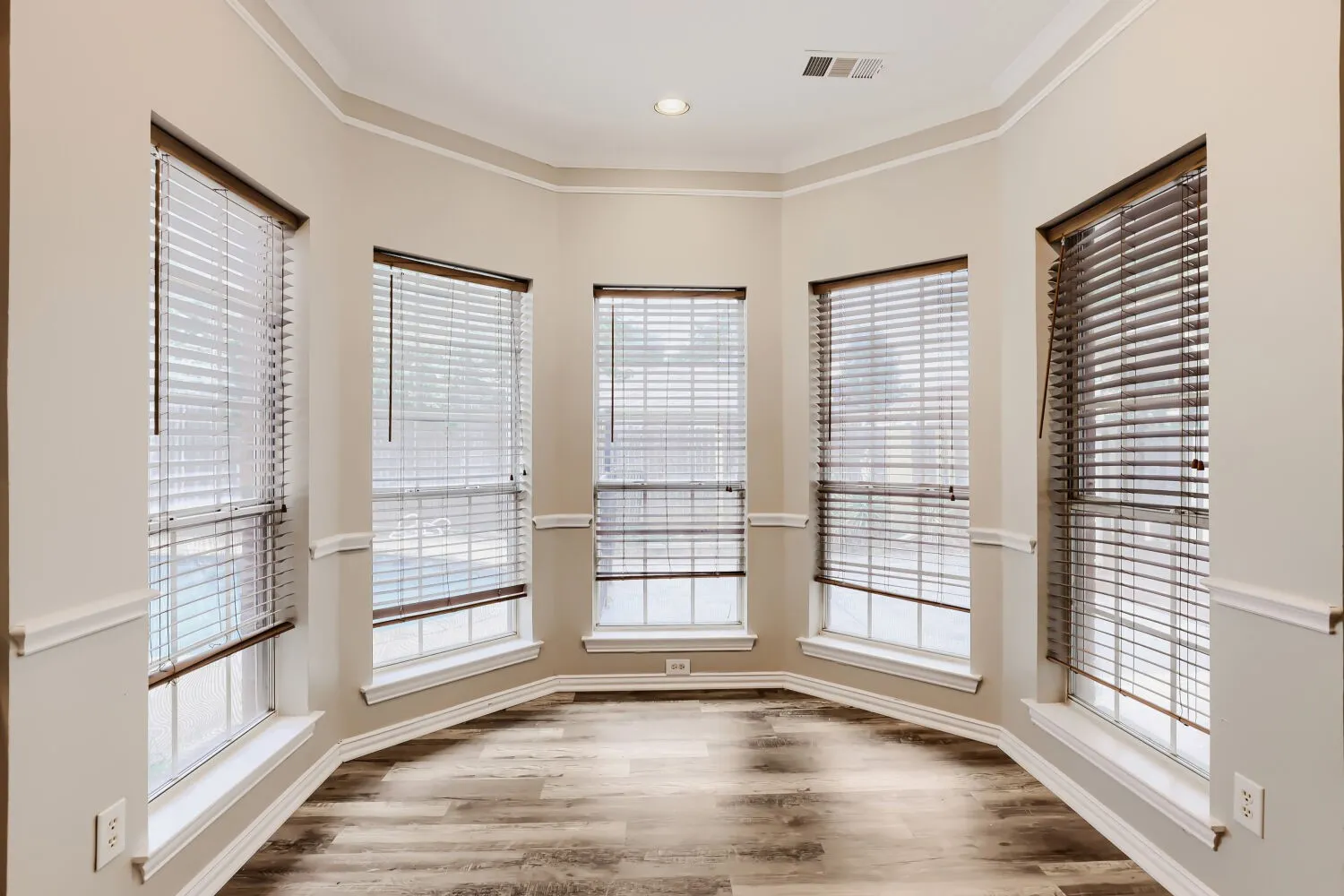 Single Family Residence For Sale in Kaufman County , 127 Villanova Circle, Forney, Texas 75126, 3 Bedroom, 2 Bathroom, 2 Garage spaces, 1,771 Sqft, built in 1997, mls#21376884, Real Estate Agent in Forney, Homes For Sale in Kaufman county, Homes For Sale in Forney, Realtor in Forney Texas, Real Estate Brokerage Independent Realty Texas, Luminita Cordes Realtor