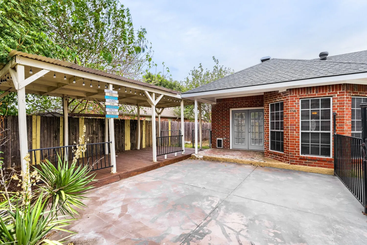 Single Family Residence For Sale in Kaufman County , 127 Villanova Circle, Forney, Texas 75126, 3 Bedroom, 2 Bathroom, 2 Garage spaces, 1,771 Sqft, built in 1997, mls#21376884, Real Estate Agent in Forney, Homes For Sale in Kaufman county, Homes For Sale in Forney, Realtor in Forney Texas, Real Estate Brokerage Independent Realty Texas, Luminita Cordes Realtor