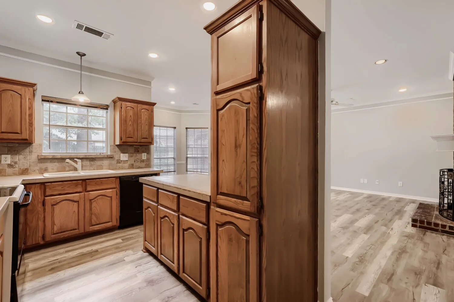 Single Family Residence For Sale in Kaufman County , 127 Villanova Circle, Forney, Texas 75126, 3 Bedroom, 2 Bathroom, 2 Garage spaces, 1,771 Sqft, built in 1997, mls#21376884, Real Estate Agent in Forney, Homes For Sale in Kaufman county, Homes For Sale in Forney, Realtor in Forney Texas, Real Estate Brokerage Independent Realty Texas, Luminita Cordes Realtor