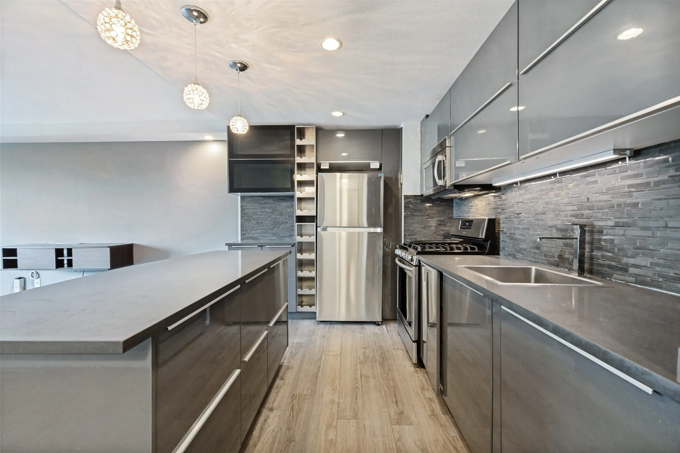 Condominium For Sale in Dallas County , 3883 Turtle Creek Boulevard 808, Dallas, Texas 75219, 1 Bedroom, 1 Bathroom, 1 Garage spaces, 772 Sqft, built in 1963, mls#21379173, Real Estate Agent in Dallas, Homes For Sale in Dallas county, Homes For Sale in Dallas, Realtor in Dallas Texas, Real Estate Brokerage Independent Realty Texas, Luminita Cordes Realtor