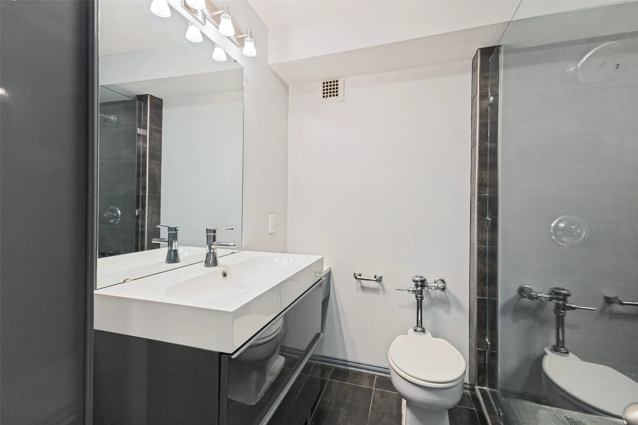Condominium For Sale in Dallas County , 3883 Turtle Creek Boulevard 808, Dallas, Texas 75219, 1 Bedroom, 1 Bathroom, 1 Garage spaces, 772 Sqft, built in 1963, mls#21379173, Real Estate Agent in Dallas, Homes For Sale in Dallas county, Homes For Sale in Dallas, Realtor in Dallas Texas, Real Estate Brokerage Independent Realty Texas, Luminita Cordes Realtor