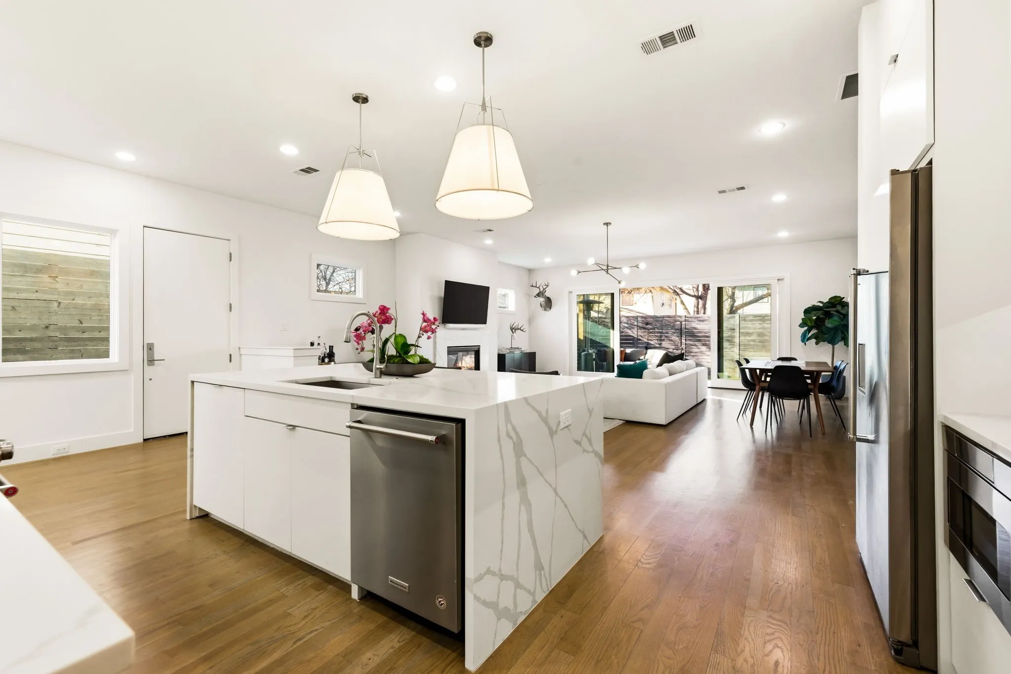 Single Family Residence For Rent in Dallas County , 4827 Newmore Avenue, Dallas, Texas 75209, 3 Bedroom, 3 Bathroom, 2 Garage spaces, 2,691 Sqft, built in 2018, mls#21379096, Real Estate Agent in Dallas, Homes For Rent in Dallas county, Homes For Rent in Dallas, Realtor in Dallas Texas, Real Estate Brokerage Independent Realty Texas, Luminita Cordes Realtor