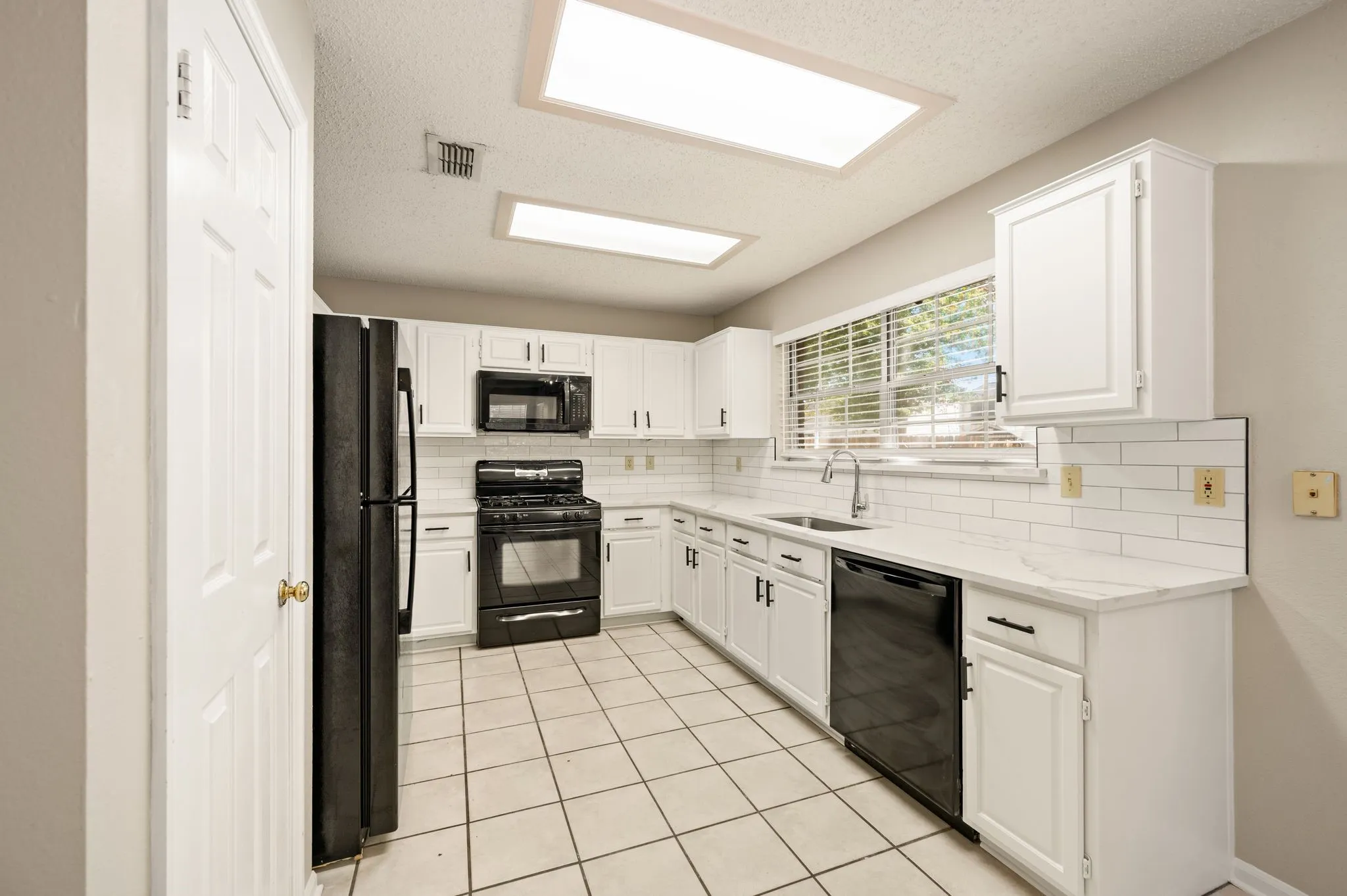 Single Family Residence For Sale in Denton County , 3300 Stone Bridge Drive, Flower Mound, Texas 75028, 3 Bedroom, 3 Bathroom, 2 Garage spaces, 2,154 Sqft, built in 1988, mls#21375484, Real Estate Agent in Flower Mound, Homes For Sale in Denton county, Homes For Sale in Flower Mound, Realtor in Flower Mound Texas, Real Estate Brokerage Independent Realty Texas, Luminita Cordes Realtor