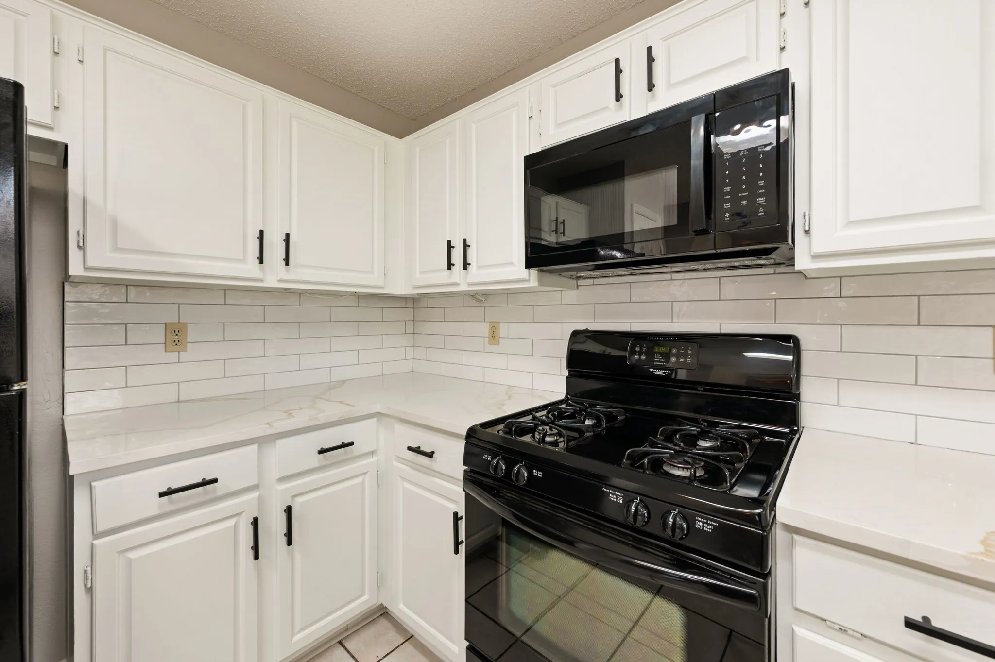 Single Family Residence For Sale in Denton County , 3300 Stone Bridge Drive, Flower Mound, Texas 75028, 3 Bedroom, 3 Bathroom, 2 Garage spaces, 2,154 Sqft, built in 1988, mls#21375484, Real Estate Agent in Flower Mound, Homes For Sale in Denton county, Homes For Sale in Flower Mound, Realtor in Flower Mound Texas, Real Estate Brokerage Independent Realty Texas, Luminita Cordes Realtor