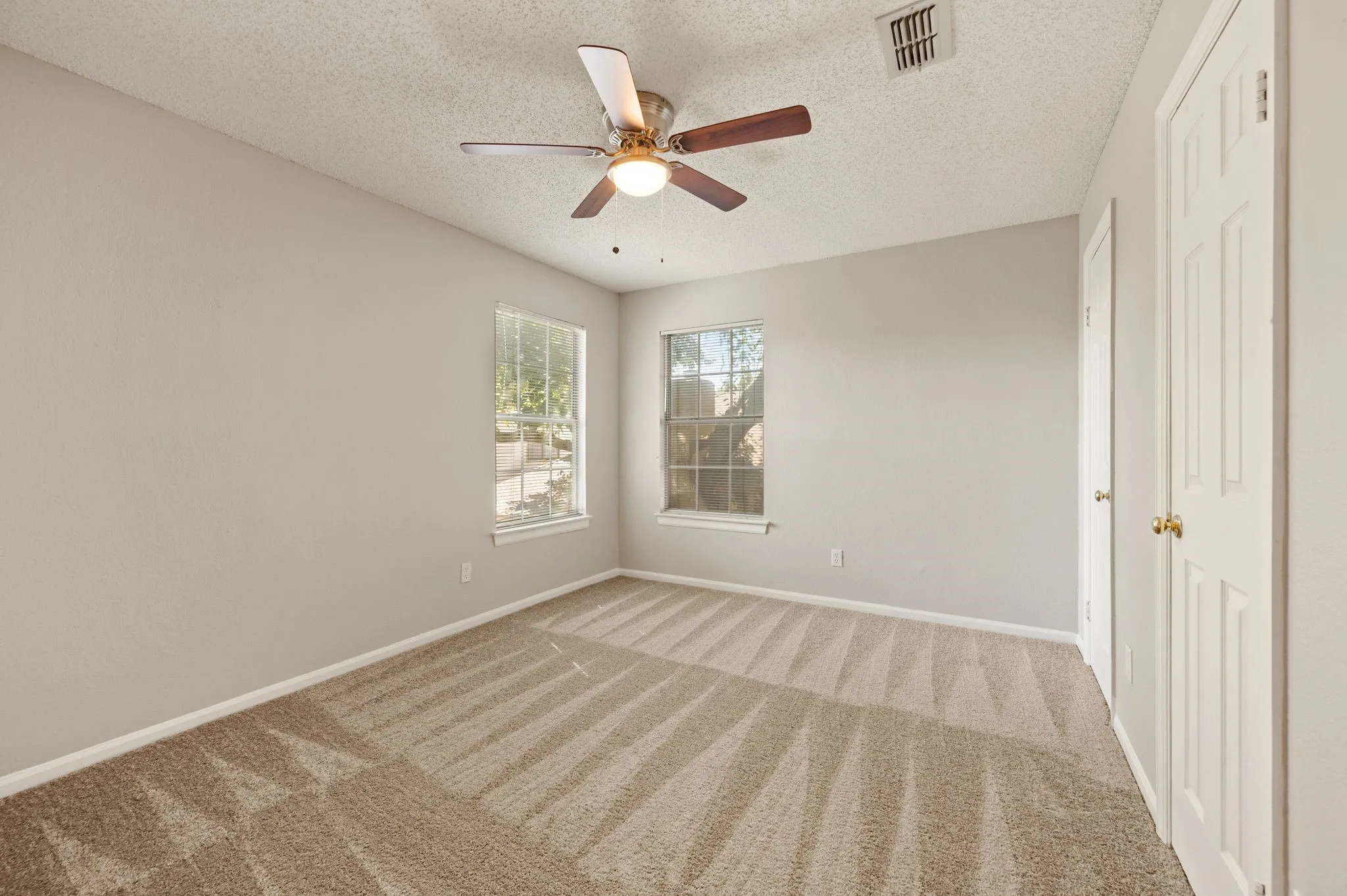 Single Family Residence For Sale in Denton County , 3300 Stone Bridge Drive, Flower Mound, Texas 75028, 3 Bedroom, 3 Bathroom, 2 Garage spaces, 2,154 Sqft, built in 1988, mls#21375484, Real Estate Agent in Flower Mound, Homes For Sale in Denton county, Homes For Sale in Flower Mound, Realtor in Flower Mound Texas, Real Estate Brokerage Independent Realty Texas, Luminita Cordes Realtor