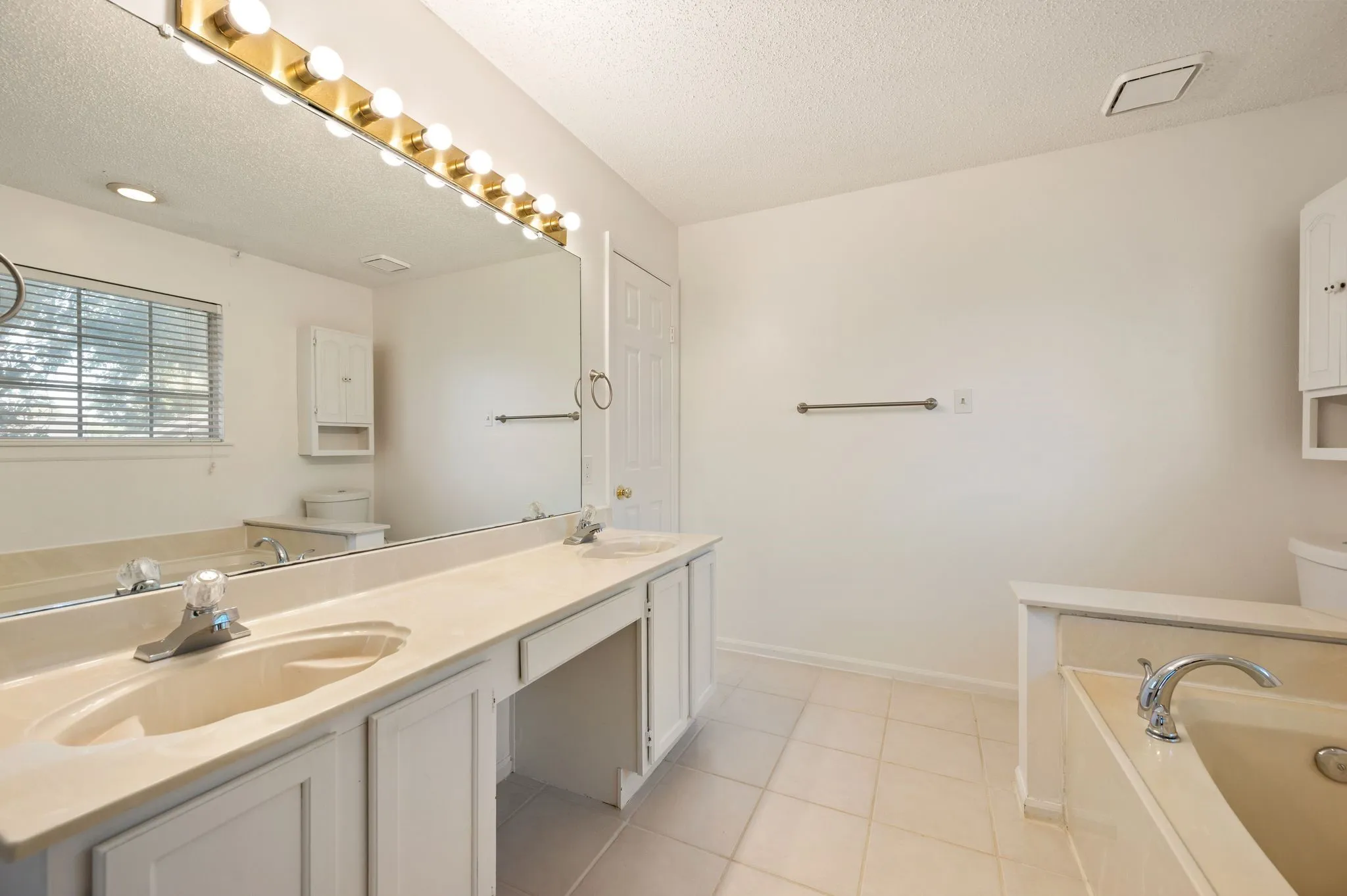 Single Family Residence For Sale in Denton County , 3300 Stone Bridge Drive, Flower Mound, Texas 75028, 3 Bedroom, 3 Bathroom, 2 Garage spaces, 2,154 Sqft, built in 1988, mls#21375484, Real Estate Agent in Flower Mound, Homes For Sale in Denton county, Homes For Sale in Flower Mound, Realtor in Flower Mound Texas, Real Estate Brokerage Independent Realty Texas, Luminita Cordes Realtor