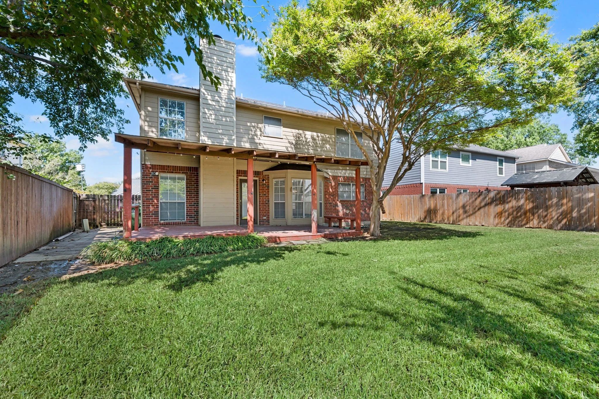 Single Family Residence For Sale in Denton County , 3300 Stone Bridge Drive, Flower Mound, Texas 75028, 3 Bedroom, 3 Bathroom, 2 Garage spaces, 2,154 Sqft, built in 1988, mls#21375484, Real Estate Agent in Flower Mound, Homes For Sale in Denton county, Homes For Sale in Flower Mound, Realtor in Flower Mound Texas, Real Estate Brokerage Independent Realty Texas, Luminita Cordes Realtor