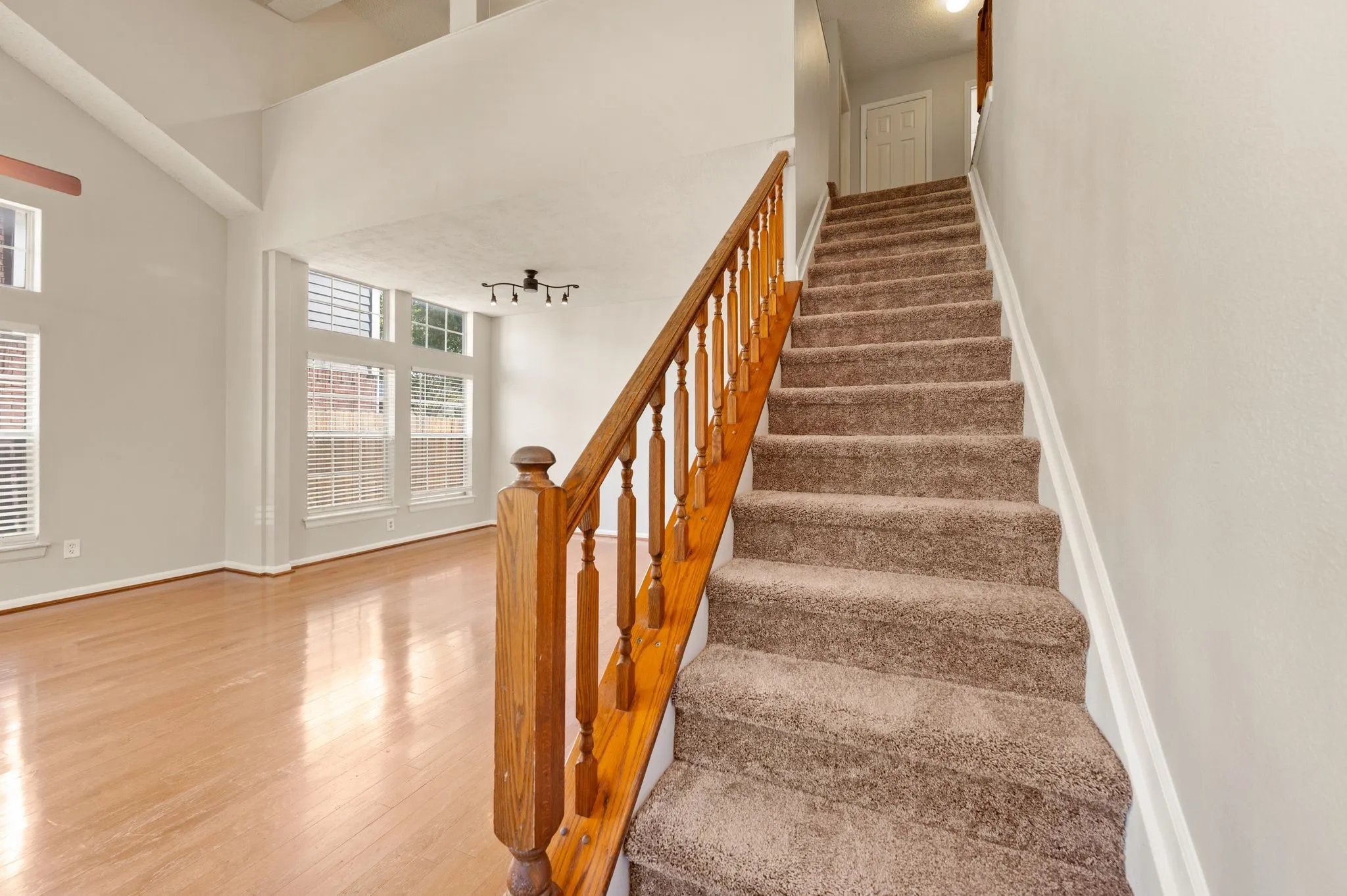Single Family Residence For Sale in Denton County , 3300 Stone Bridge Drive, Flower Mound, Texas 75028, 3 Bedroom, 3 Bathroom, 2 Garage spaces, 2,154 Sqft, built in 1988, mls#21375484, Real Estate Agent in Flower Mound, Homes For Sale in Denton county, Homes For Sale in Flower Mound, Realtor in Flower Mound Texas, Real Estate Brokerage Independent Realty Texas, Luminita Cordes Realtor