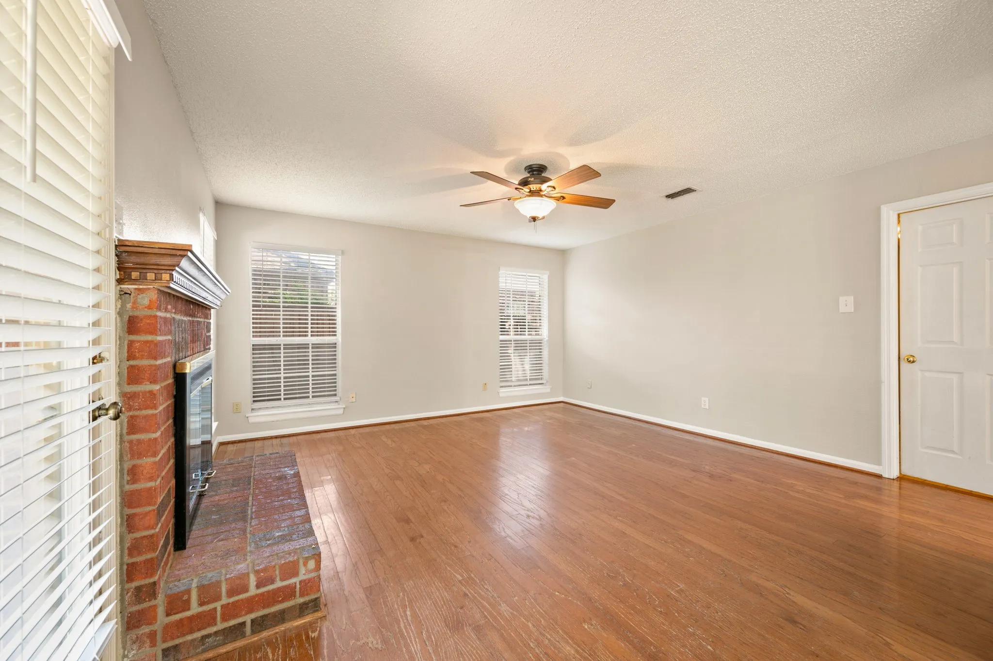 Single Family Residence For Sale in Denton County , 3300 Stone Bridge Drive, Flower Mound, Texas 75028, 3 Bedroom, 3 Bathroom, 2 Garage spaces, 2,154 Sqft, built in 1988, mls#21375484, Real Estate Agent in Flower Mound, Homes For Sale in Denton county, Homes For Sale in Flower Mound, Realtor in Flower Mound Texas, Real Estate Brokerage Independent Realty Texas, Luminita Cordes Realtor