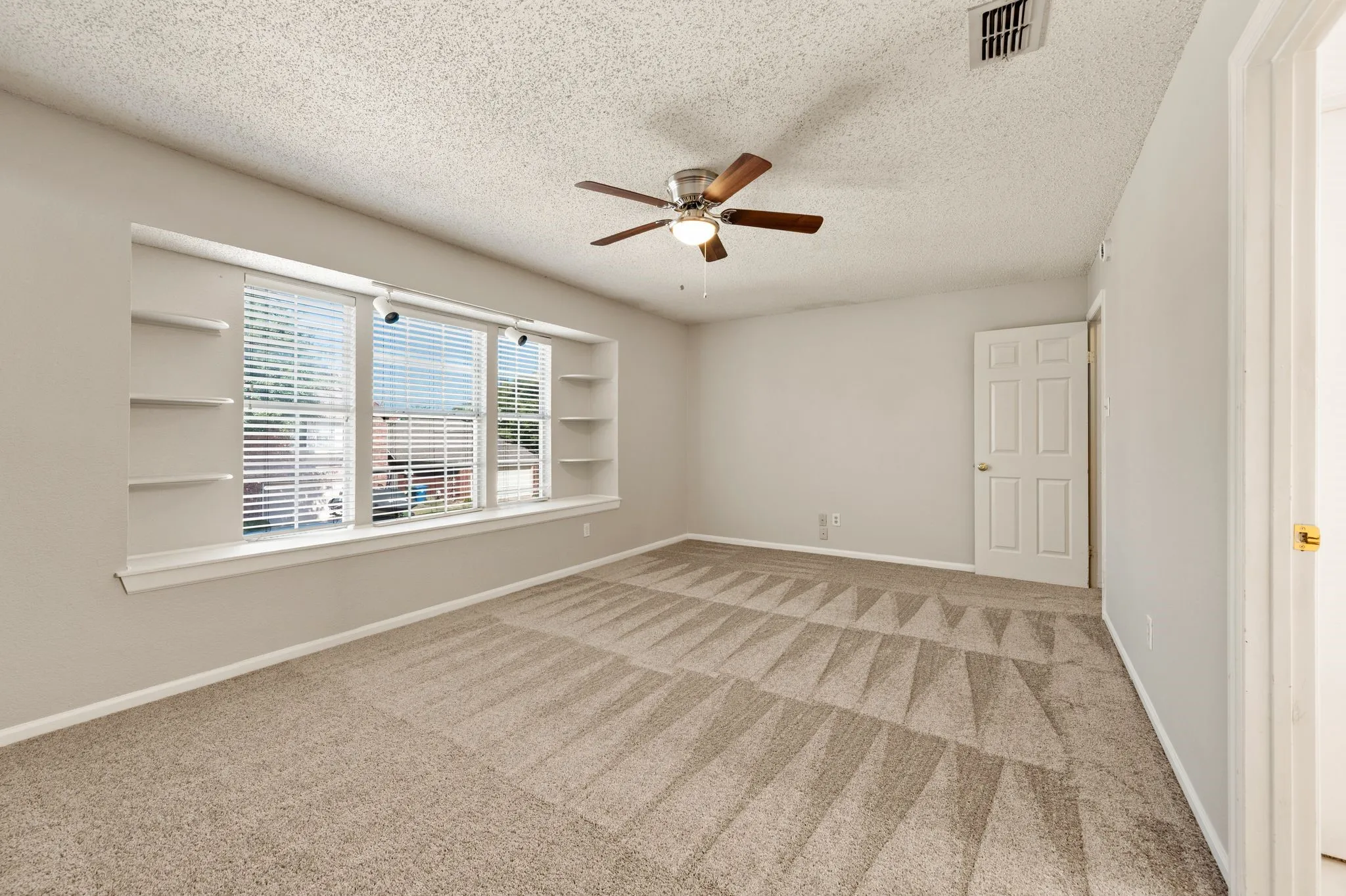 Single Family Residence For Sale in Denton County , 3300 Stone Bridge Drive, Flower Mound, Texas 75028, 3 Bedroom, 3 Bathroom, 2 Garage spaces, 2,154 Sqft, built in 1988, mls#21375484, Real Estate Agent in Flower Mound, Homes For Sale in Denton county, Homes For Sale in Flower Mound, Realtor in Flower Mound Texas, Real Estate Brokerage Independent Realty Texas, Luminita Cordes Realtor