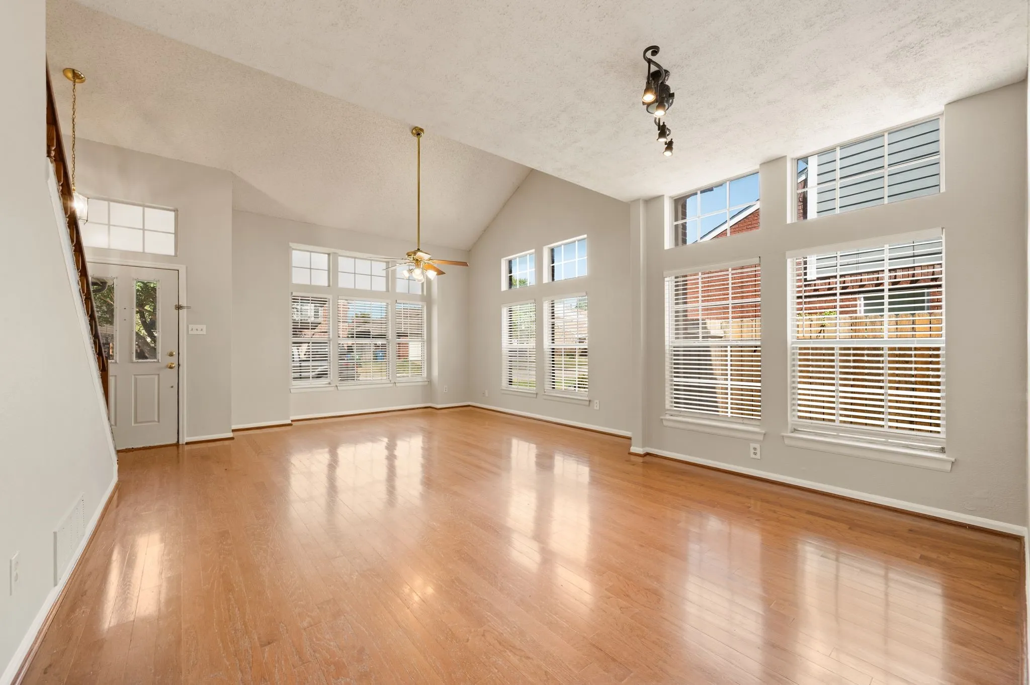 Single Family Residence For Sale in Denton County , 3300 Stone Bridge Drive, Flower Mound, Texas 75028, 3 Bedroom, 3 Bathroom, 2 Garage spaces, 2,154 Sqft, built in 1988, mls#21375484, Real Estate Agent in Flower Mound, Homes For Sale in Denton county, Homes For Sale in Flower Mound, Realtor in Flower Mound Texas, Real Estate Brokerage Independent Realty Texas, Luminita Cordes Realtor
