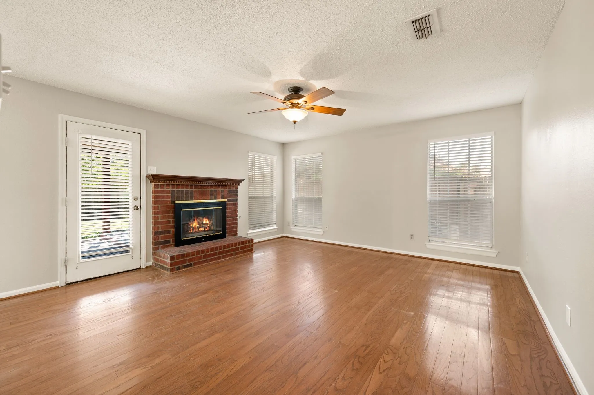 Single Family Residence For Sale in Denton County , 3300 Stone Bridge Drive, Flower Mound, Texas 75028, 3 Bedroom, 3 Bathroom, 2 Garage spaces, 2,154 Sqft, built in 1988, mls#21375484, Real Estate Agent in Flower Mound, Homes For Sale in Denton county, Homes For Sale in Flower Mound, Realtor in Flower Mound Texas, Real Estate Brokerage Independent Realty Texas, Luminita Cordes Realtor