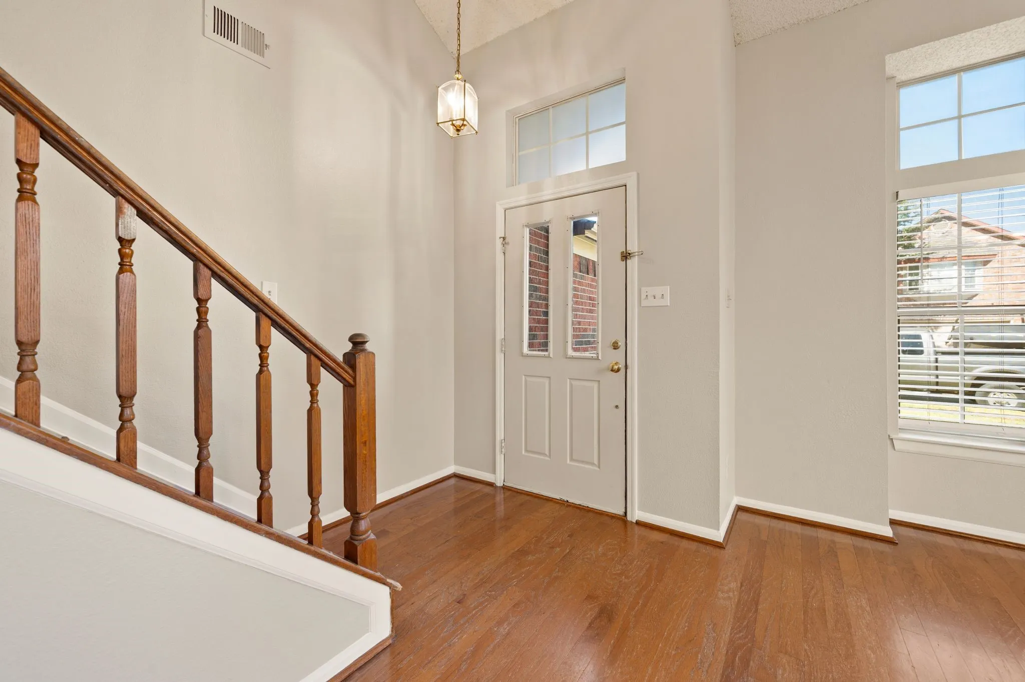 Single Family Residence For Sale in Denton County , 3300 Stone Bridge Drive, Flower Mound, Texas 75028, 3 Bedroom, 3 Bathroom, 2 Garage spaces, 2,154 Sqft, built in 1988, mls#21375484, Real Estate Agent in Flower Mound, Homes For Sale in Denton county, Homes For Sale in Flower Mound, Realtor in Flower Mound Texas, Real Estate Brokerage Independent Realty Texas, Luminita Cordes Realtor