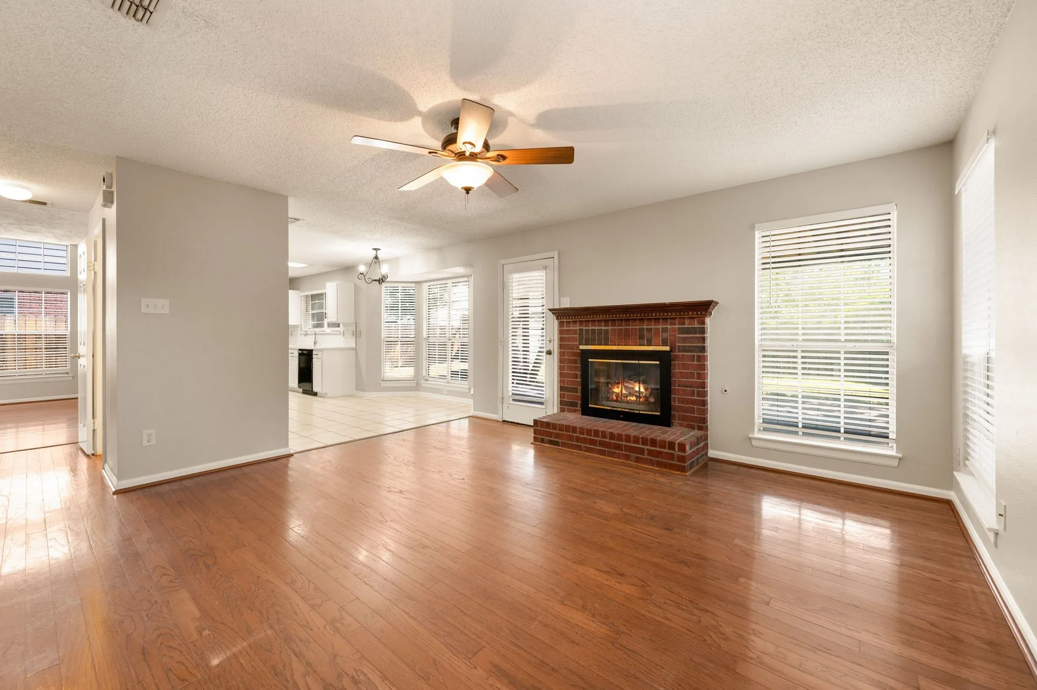 Single Family Residence For Sale in Denton County , 3300 Stone Bridge Drive, Flower Mound, Texas 75028, 3 Bedroom, 3 Bathroom, 2 Garage spaces, 2,154 Sqft, built in 1988, mls#21375484, Real Estate Agent in Flower Mound, Homes For Sale in Denton county, Homes For Sale in Flower Mound, Realtor in Flower Mound Texas, Real Estate Brokerage Independent Realty Texas, Luminita Cordes Realtor