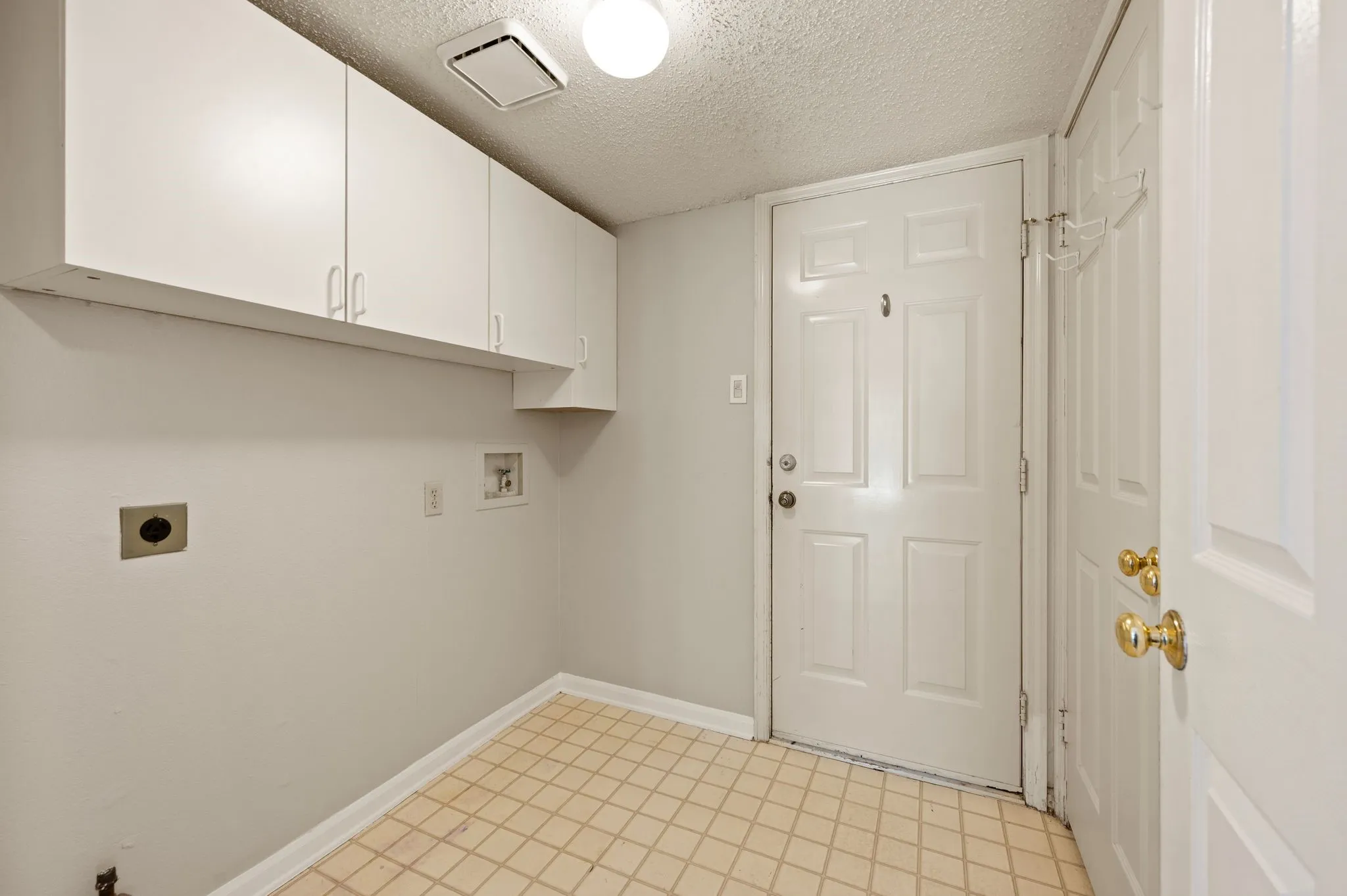 Single Family Residence For Sale in Denton County , 3300 Stone Bridge Drive, Flower Mound, Texas 75028, 3 Bedroom, 3 Bathroom, 2 Garage spaces, 2,154 Sqft, built in 1988, mls#21375484, Real Estate Agent in Flower Mound, Homes For Sale in Denton county, Homes For Sale in Flower Mound, Realtor in Flower Mound Texas, Real Estate Brokerage Independent Realty Texas, Luminita Cordes Realtor