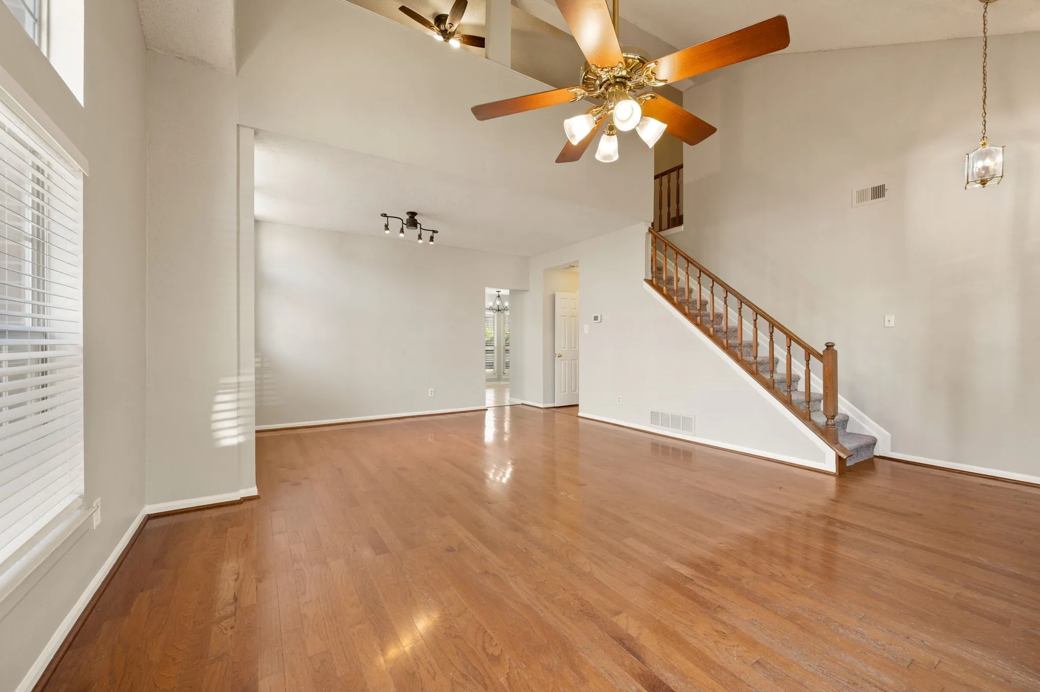 Single Family Residence For Sale in Denton County , 3300 Stone Bridge Drive, Flower Mound, Texas 75028, 3 Bedroom, 3 Bathroom, 2 Garage spaces, 2,154 Sqft, built in 1988, mls#21375484, Real Estate Agent in Flower Mound, Homes For Sale in Denton county, Homes For Sale in Flower Mound, Realtor in Flower Mound Texas, Real Estate Brokerage Independent Realty Texas, Luminita Cordes Realtor