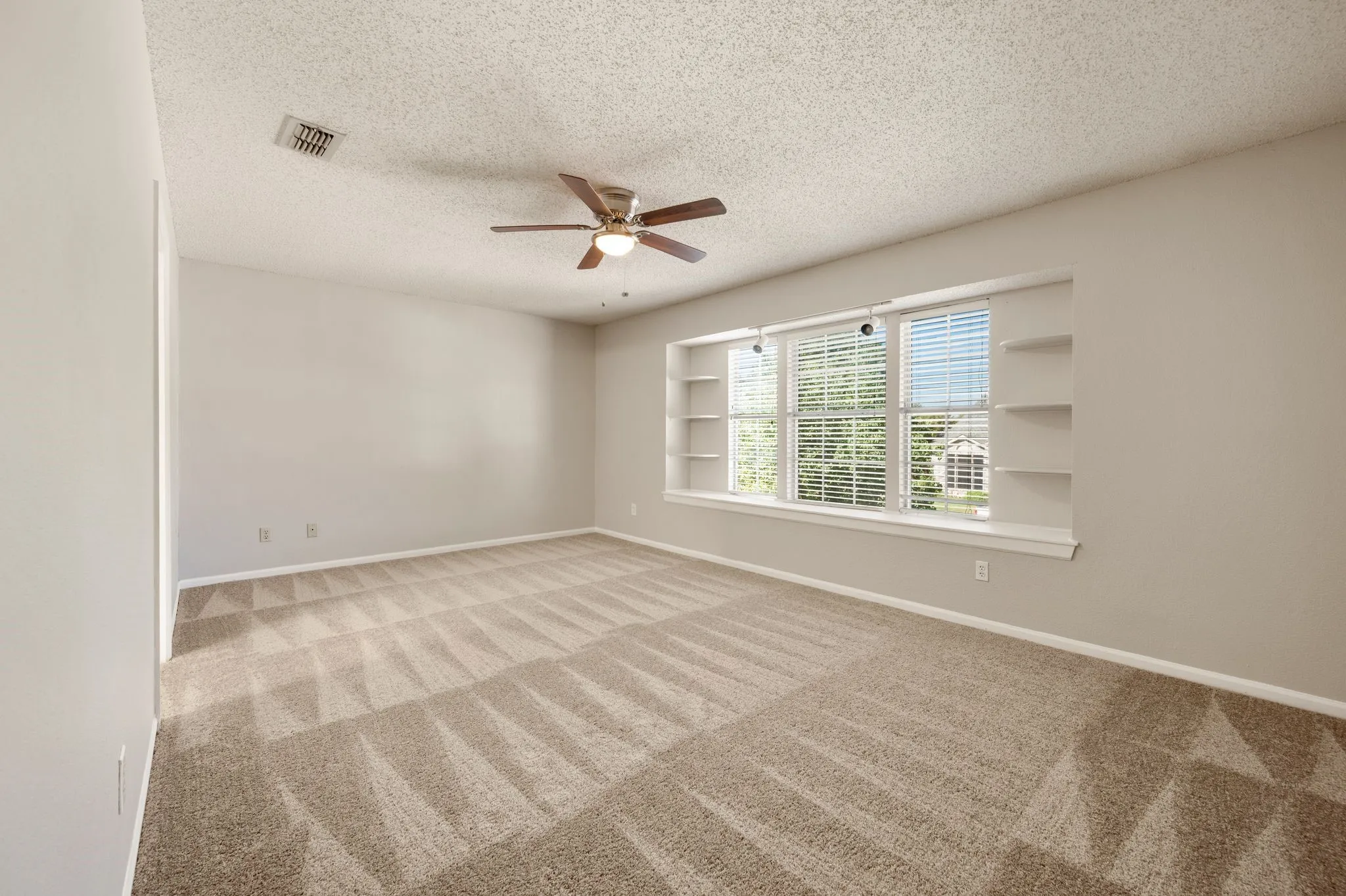 Single Family Residence For Sale in Denton County , 3300 Stone Bridge Drive, Flower Mound, Texas 75028, 3 Bedroom, 3 Bathroom, 2 Garage spaces, 2,154 Sqft, built in 1988, mls#21375484, Real Estate Agent in Flower Mound, Homes For Sale in Denton county, Homes For Sale in Flower Mound, Realtor in Flower Mound Texas, Real Estate Brokerage Independent Realty Texas, Luminita Cordes Realtor
