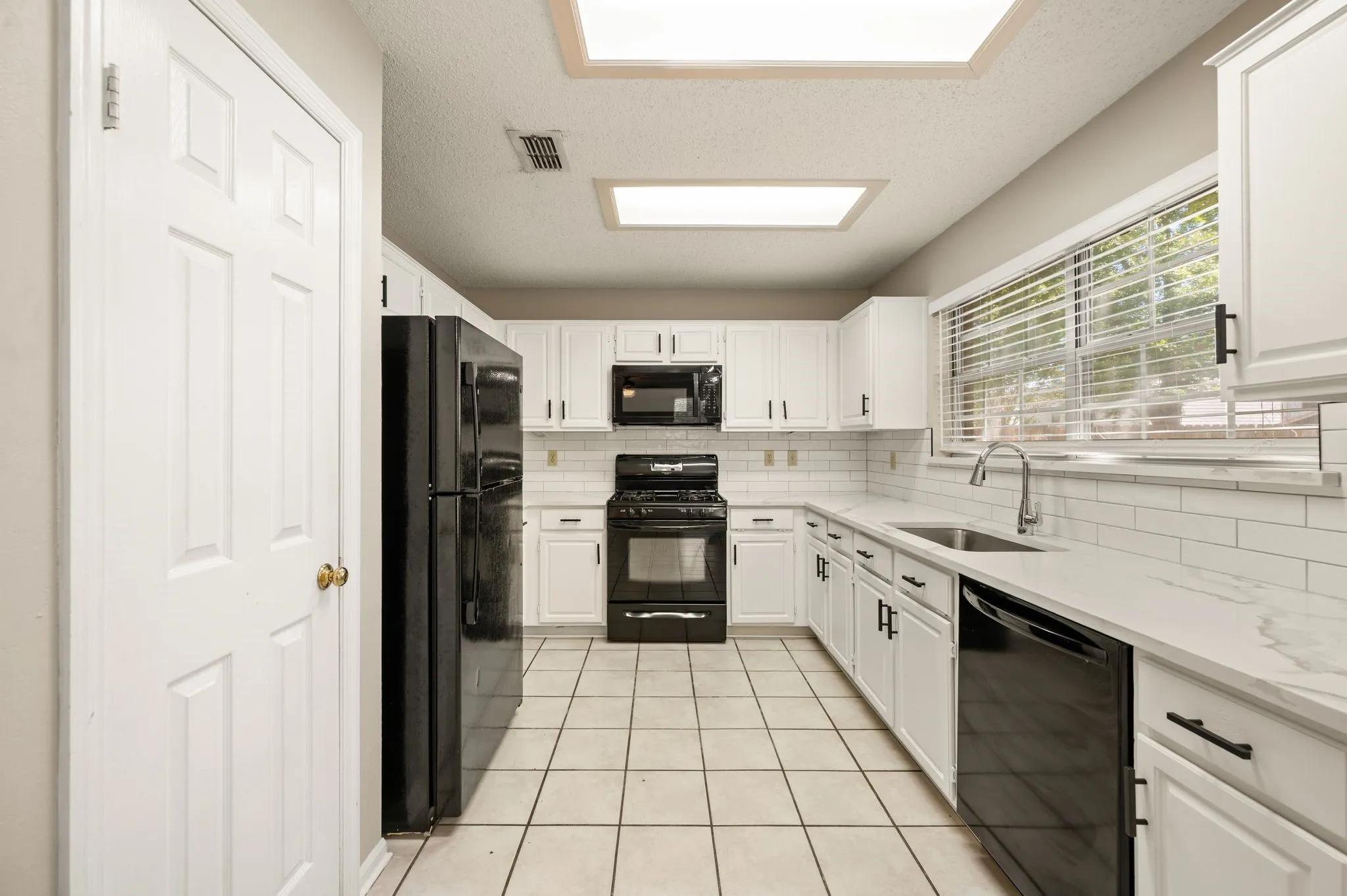 Single Family Residence For Sale in Denton County , 3300 Stone Bridge Drive, Flower Mound, Texas 75028, 3 Bedroom, 3 Bathroom, 2 Garage spaces, 2,154 Sqft, built in 1988, mls#21375484, Real Estate Agent in Flower Mound, Homes For Sale in Denton county, Homes For Sale in Flower Mound, Realtor in Flower Mound Texas, Real Estate Brokerage Independent Realty Texas, Luminita Cordes Realtor