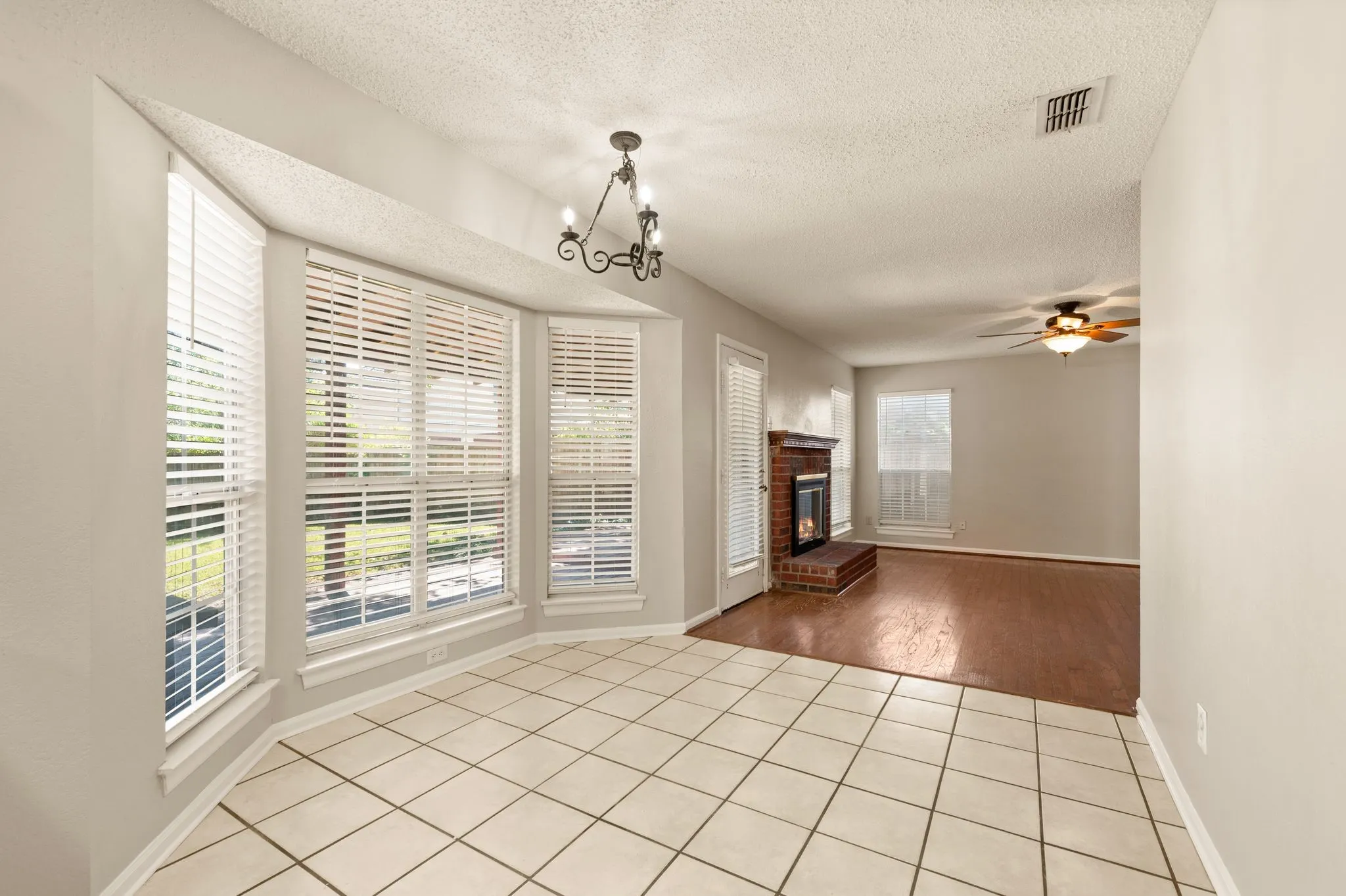Single Family Residence For Sale in Denton County , 3300 Stone Bridge Drive, Flower Mound, Texas 75028, 3 Bedroom, 3 Bathroom, 2 Garage spaces, 2,154 Sqft, built in 1988, mls#21375484, Real Estate Agent in Flower Mound, Homes For Sale in Denton county, Homes For Sale in Flower Mound, Realtor in Flower Mound Texas, Real Estate Brokerage Independent Realty Texas, Luminita Cordes Realtor