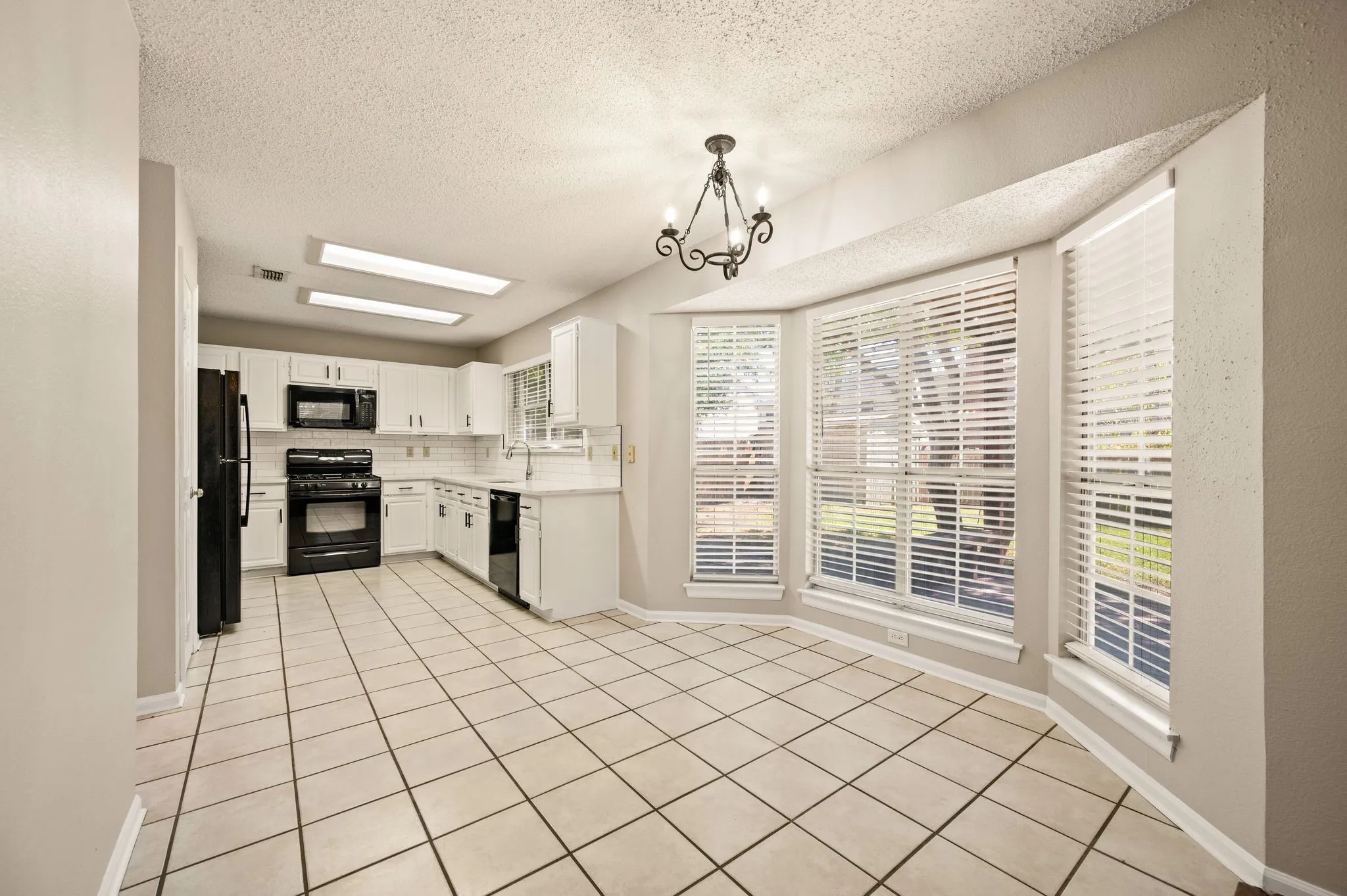 Single Family Residence For Sale in Denton County , 3300 Stone Bridge Drive, Flower Mound, Texas 75028, 3 Bedroom, 3 Bathroom, 2 Garage spaces, 2,154 Sqft, built in 1988, mls#21375484, Real Estate Agent in Flower Mound, Homes For Sale in Denton county, Homes For Sale in Flower Mound, Realtor in Flower Mound Texas, Real Estate Brokerage Independent Realty Texas, Luminita Cordes Realtor