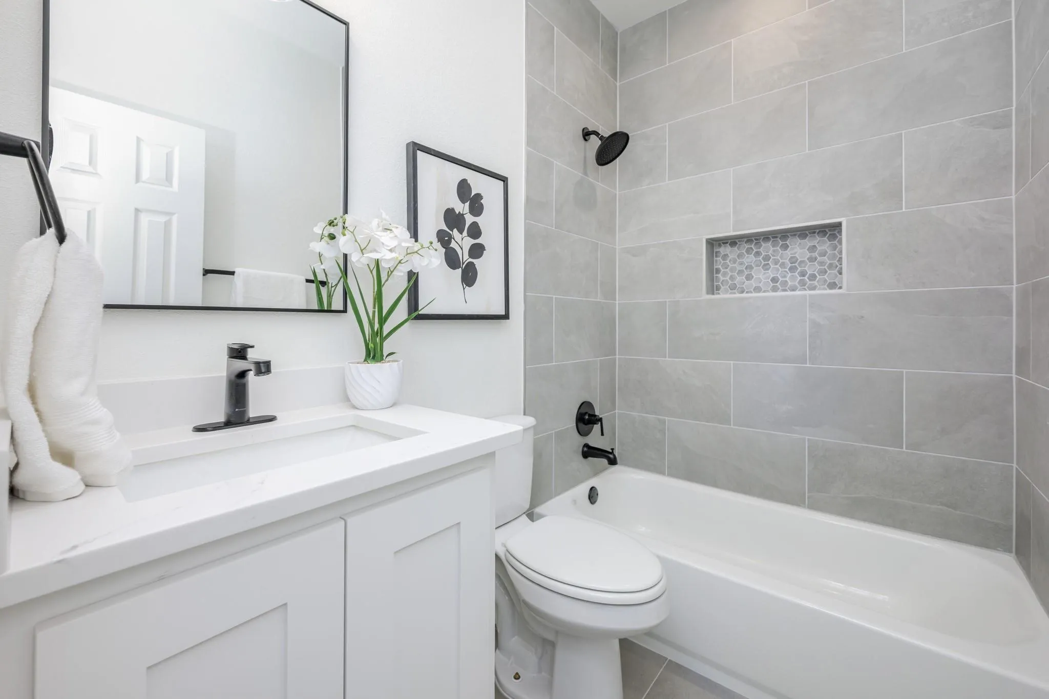 Ensuite bath to bedroom 4