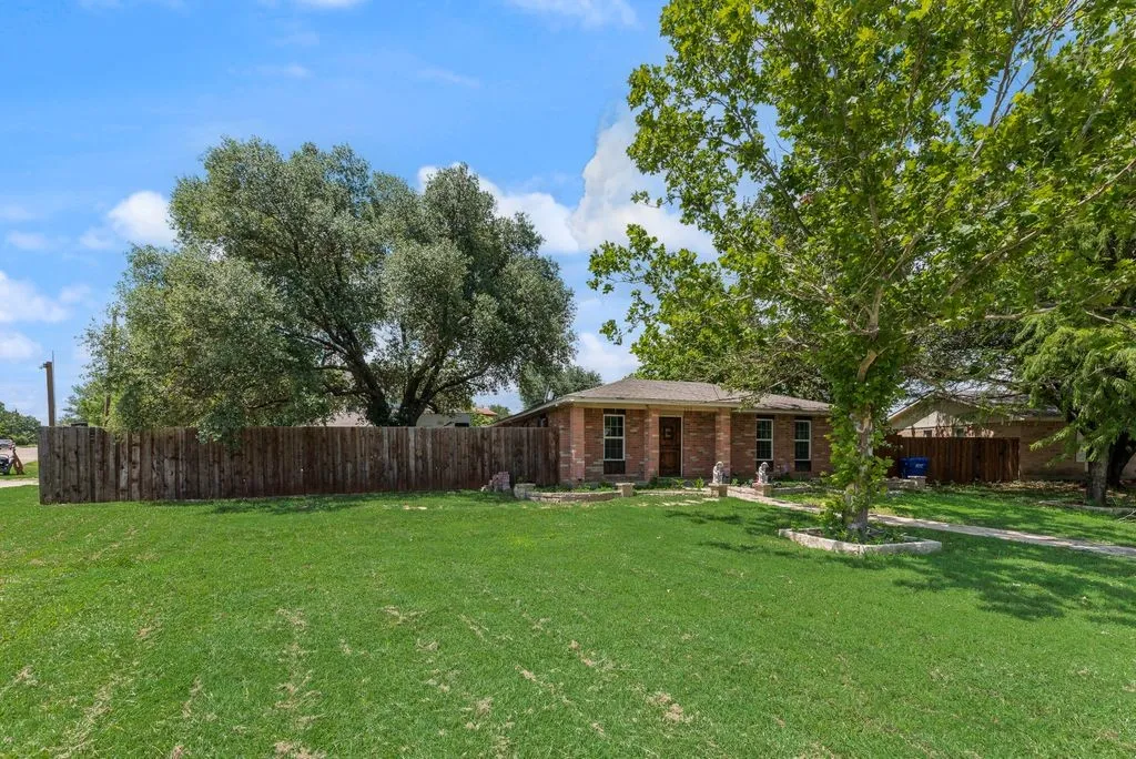 Single Family Residence For Rent in Rockwall County , 920 Meadowdale Drive, Royse City, Texas 75189, 5 Bedroom, 3 Bathroom, 2 Garage spaces, 1,565 Sqft, built in 1984, mls#21379179, Real Estate Agent in Royse City, Homes For Rent in Rockwall county, Homes For Rent in Royse City, Realtor in Royse City Texas, Real Estate Brokerage Independent Realty Texas, Luminita Cordes Realtor