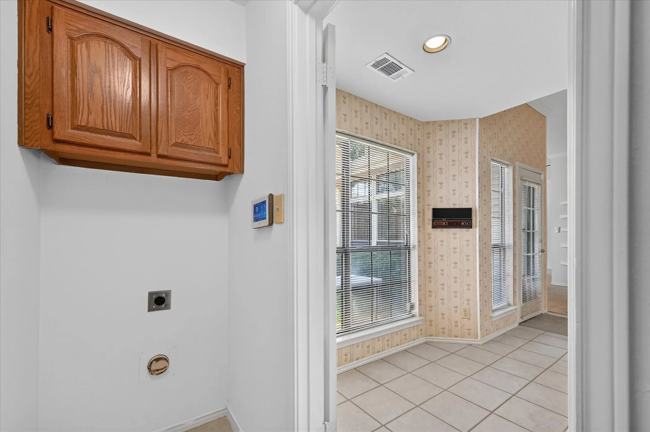 Single Family Residence For Sale in Dallas County , 9711 Springtree Lane, Dallas, Texas 75243, 2 Bedroom, 2 Bathroom, 2 Garage spaces, 1,300 Sqft, built in 1982, mls#21375518, Real Estate Agent in Dallas, Homes For Sale in Dallas county, Homes For Sale in Dallas, Realtor in Dallas Texas, Real Estate Brokerage Independent Realty Texas, Luminita Cordes Realtor