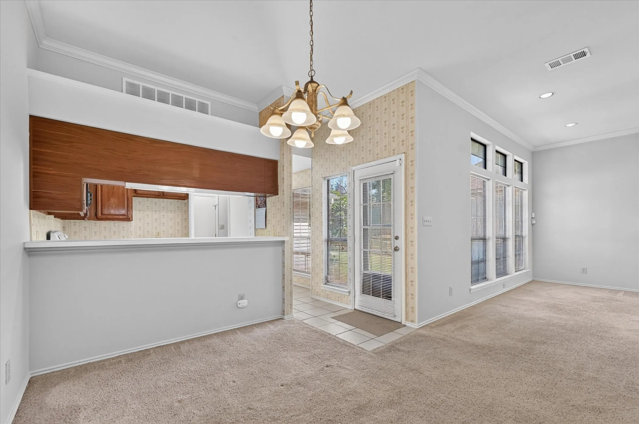 Single Family Residence For Sale in Dallas County , 9711 Springtree Lane, Dallas, Texas 75243, 2 Bedroom, 2 Bathroom, 2 Garage spaces, 1,300 Sqft, built in 1982, mls#21375518, Real Estate Agent in Dallas, Homes For Sale in Dallas county, Homes For Sale in Dallas, Realtor in Dallas Texas, Real Estate Brokerage Independent Realty Texas, Luminita Cordes Realtor
