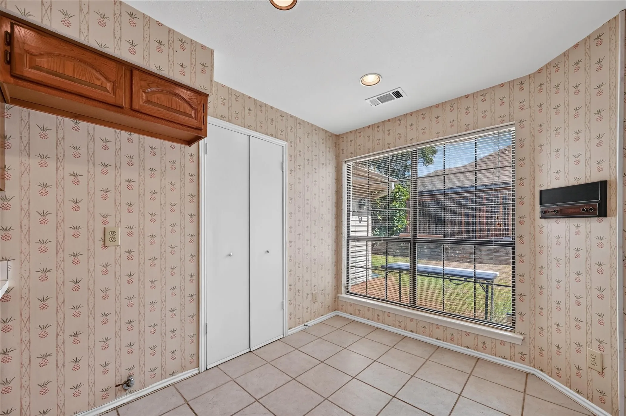 Single Family Residence For Sale in Dallas County , 9711 Springtree Lane, Dallas, Texas 75243, 2 Bedroom, 2 Bathroom, 2 Garage spaces, 1,300 Sqft, built in 1982, mls#21375518, Real Estate Agent in Dallas, Homes For Sale in Dallas county, Homes For Sale in Dallas, Realtor in Dallas Texas, Real Estate Brokerage Independent Realty Texas, Luminita Cordes Realtor
