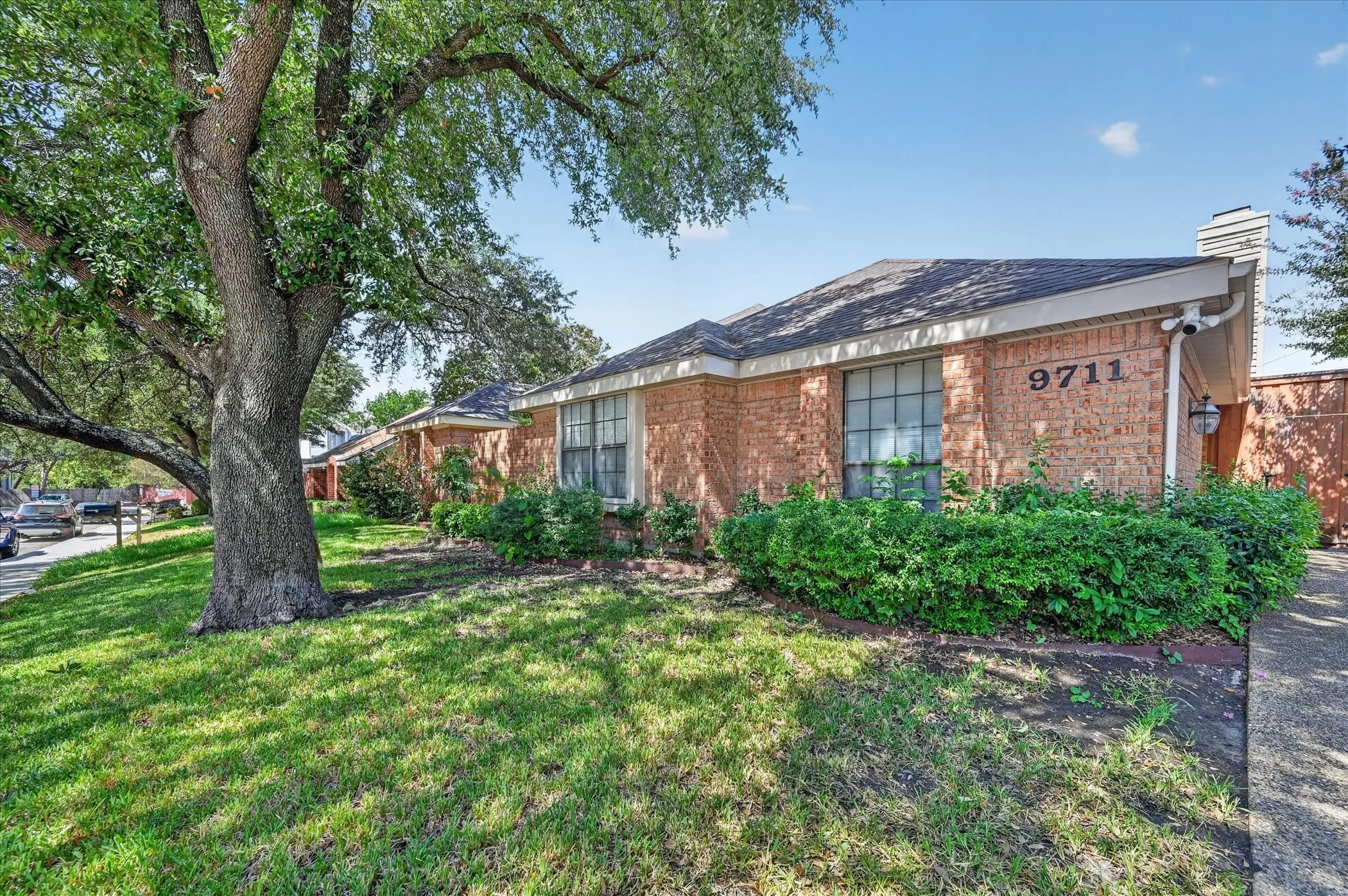 Single Family Residence For Sale in Dallas County , 9711 Springtree Lane, Dallas, Texas 75243, 2 Bedroom, 2 Bathroom, 2 Garage spaces, 1,300 Sqft, built in 1982, mls#21375518, Real Estate Agent in Dallas, Homes For Sale in Dallas county, Homes For Sale in Dallas, Realtor in Dallas Texas, Real Estate Brokerage Independent Realty Texas, Luminita Cordes Realtor