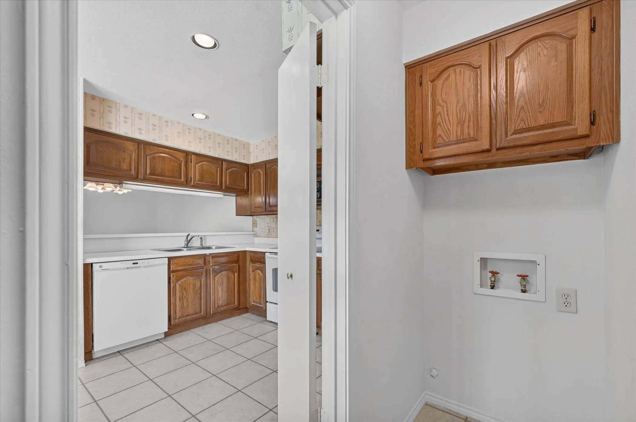 Single Family Residence For Sale in Dallas County , 9711 Springtree Lane, Dallas, Texas 75243, 2 Bedroom, 2 Bathroom, 2 Garage spaces, 1,300 Sqft, built in 1982, mls#21375518, Real Estate Agent in Dallas, Homes For Sale in Dallas county, Homes For Sale in Dallas, Realtor in Dallas Texas, Real Estate Brokerage Independent Realty Texas, Luminita Cordes Realtor
