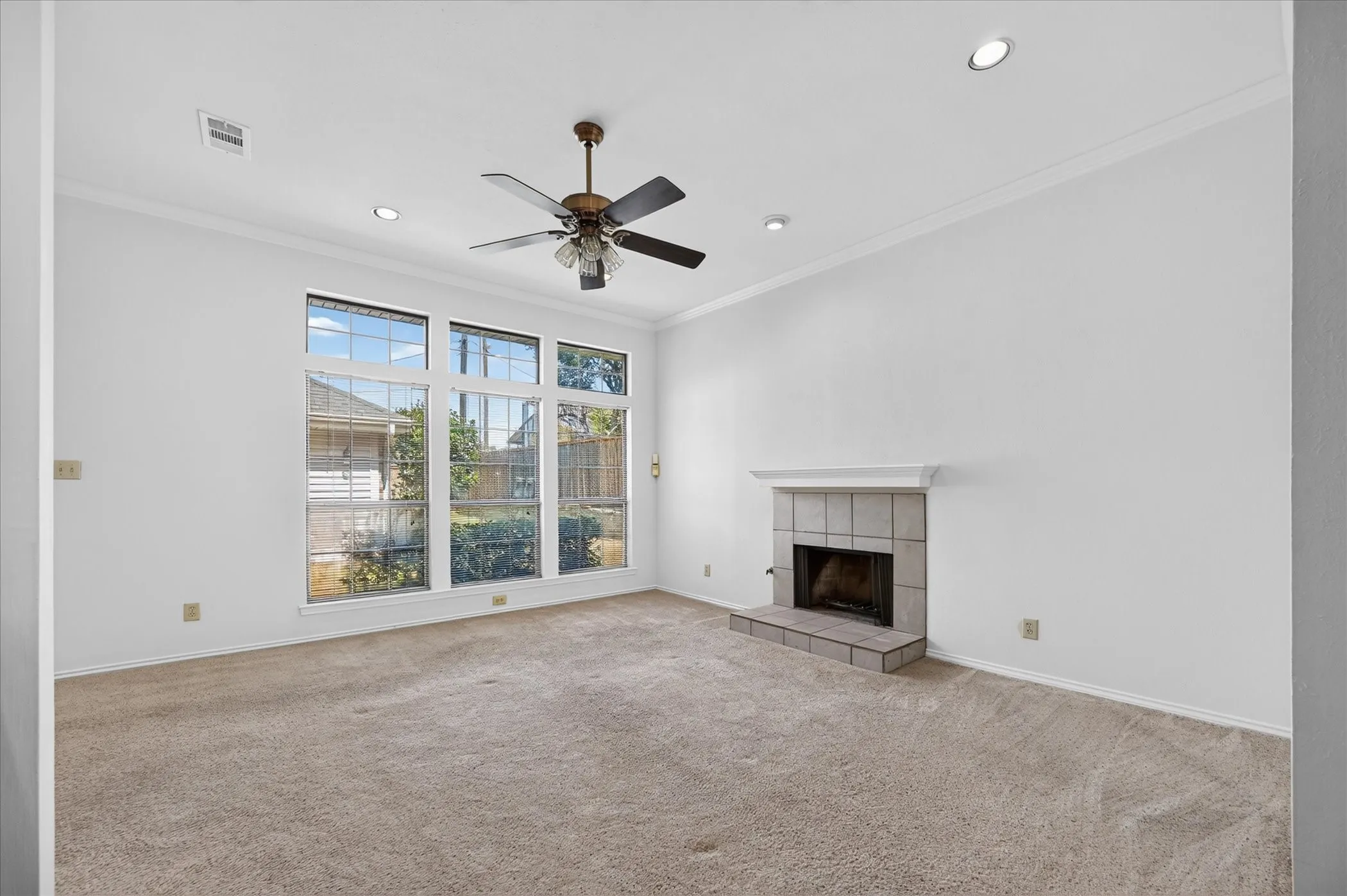 Single Family Residence For Sale in Dallas County , 9711 Springtree Lane, Dallas, Texas 75243, 2 Bedroom, 2 Bathroom, 2 Garage spaces, 1,300 Sqft, built in 1982, mls#21375518, Real Estate Agent in Dallas, Homes For Sale in Dallas county, Homes For Sale in Dallas, Realtor in Dallas Texas, Real Estate Brokerage Independent Realty Texas, Luminita Cordes Realtor