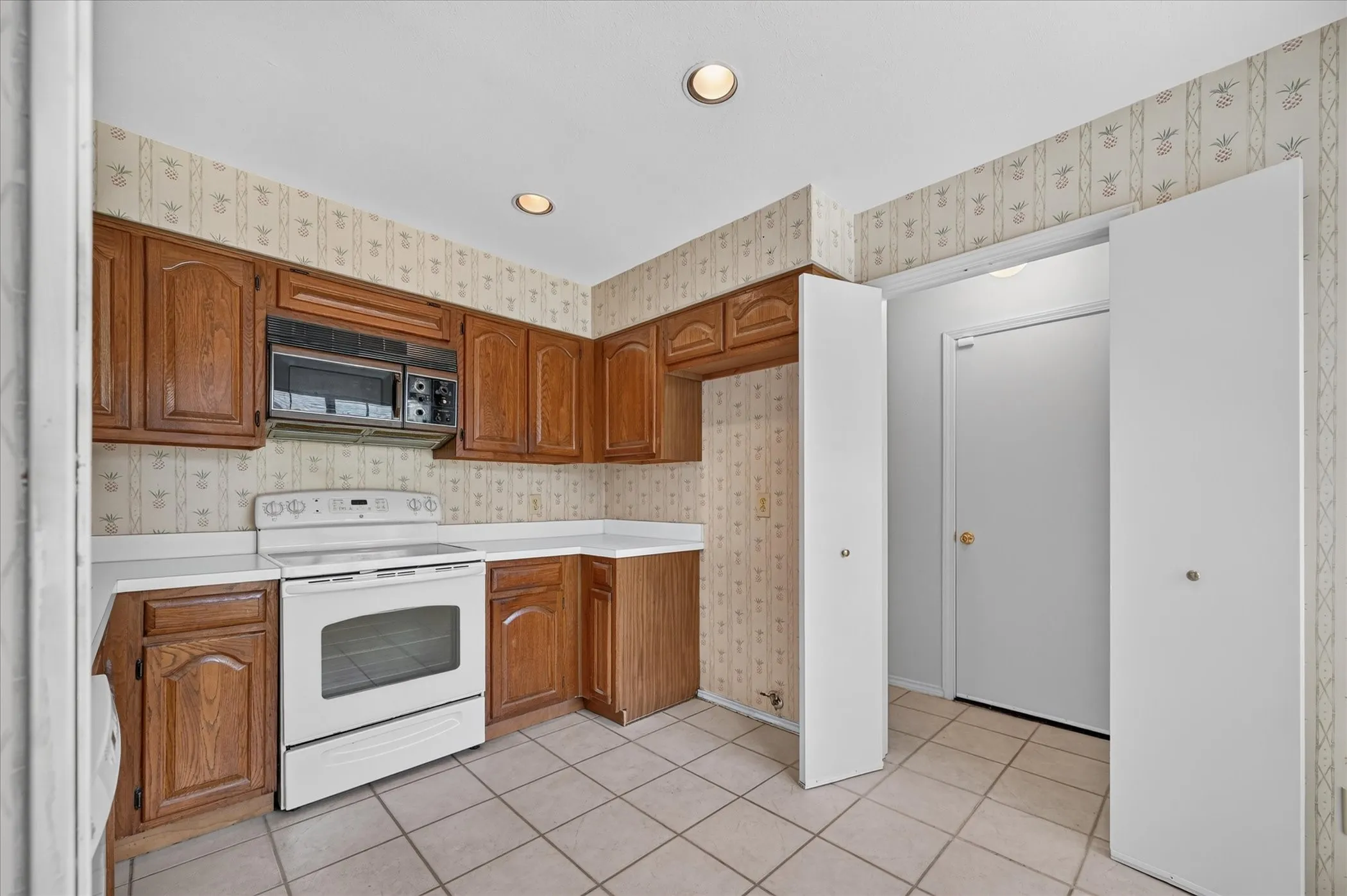 Single Family Residence For Sale in Dallas County , 9711 Springtree Lane, Dallas, Texas 75243, 2 Bedroom, 2 Bathroom, 2 Garage spaces, 1,300 Sqft, built in 1982, mls#21375518, Real Estate Agent in Dallas, Homes For Sale in Dallas county, Homes For Sale in Dallas, Realtor in Dallas Texas, Real Estate Brokerage Independent Realty Texas, Luminita Cordes Realtor
