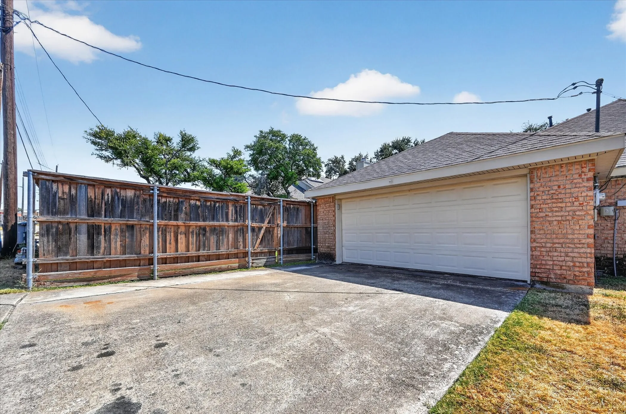 Single Family Residence For Sale in Dallas County , 9711 Springtree Lane, Dallas, Texas 75243, 2 Bedroom, 2 Bathroom, 2 Garage spaces, 1,300 Sqft, built in 1982, mls#21375518, Real Estate Agent in Dallas, Homes For Sale in Dallas county, Homes For Sale in Dallas, Realtor in Dallas Texas, Real Estate Brokerage Independent Realty Texas, Luminita Cordes Realtor