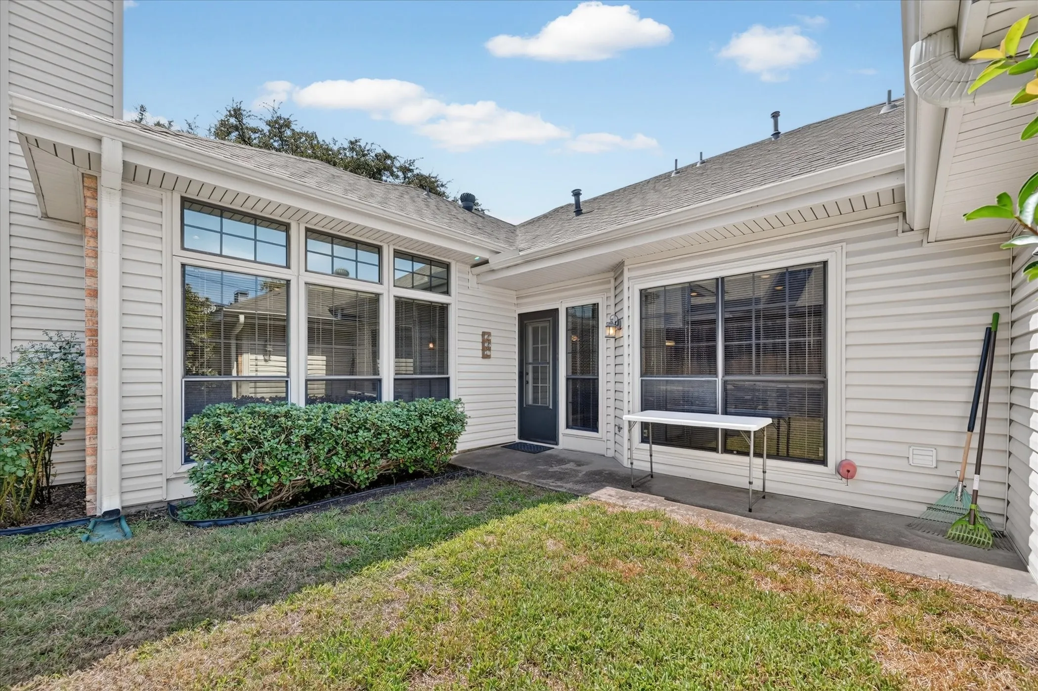 Single Family Residence For Sale in Dallas County , 9711 Springtree Lane, Dallas, Texas 75243, 2 Bedroom, 2 Bathroom, 2 Garage spaces, 1,300 Sqft, built in 1982, mls#21375518, Real Estate Agent in Dallas, Homes For Sale in Dallas county, Homes For Sale in Dallas, Realtor in Dallas Texas, Real Estate Brokerage Independent Realty Texas, Luminita Cordes Realtor