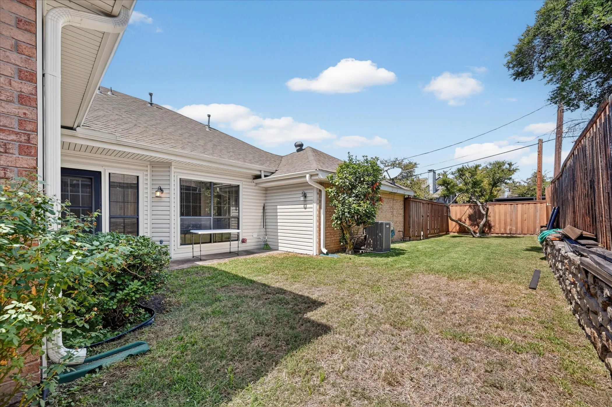 Single Family Residence For Sale in Dallas County , 9711 Springtree Lane, Dallas, Texas 75243, 2 Bedroom, 2 Bathroom, 2 Garage spaces, 1,300 Sqft, built in 1982, mls#21375518, Real Estate Agent in Dallas, Homes For Sale in Dallas county, Homes For Sale in Dallas, Realtor in Dallas Texas, Real Estate Brokerage Independent Realty Texas, Luminita Cordes Realtor