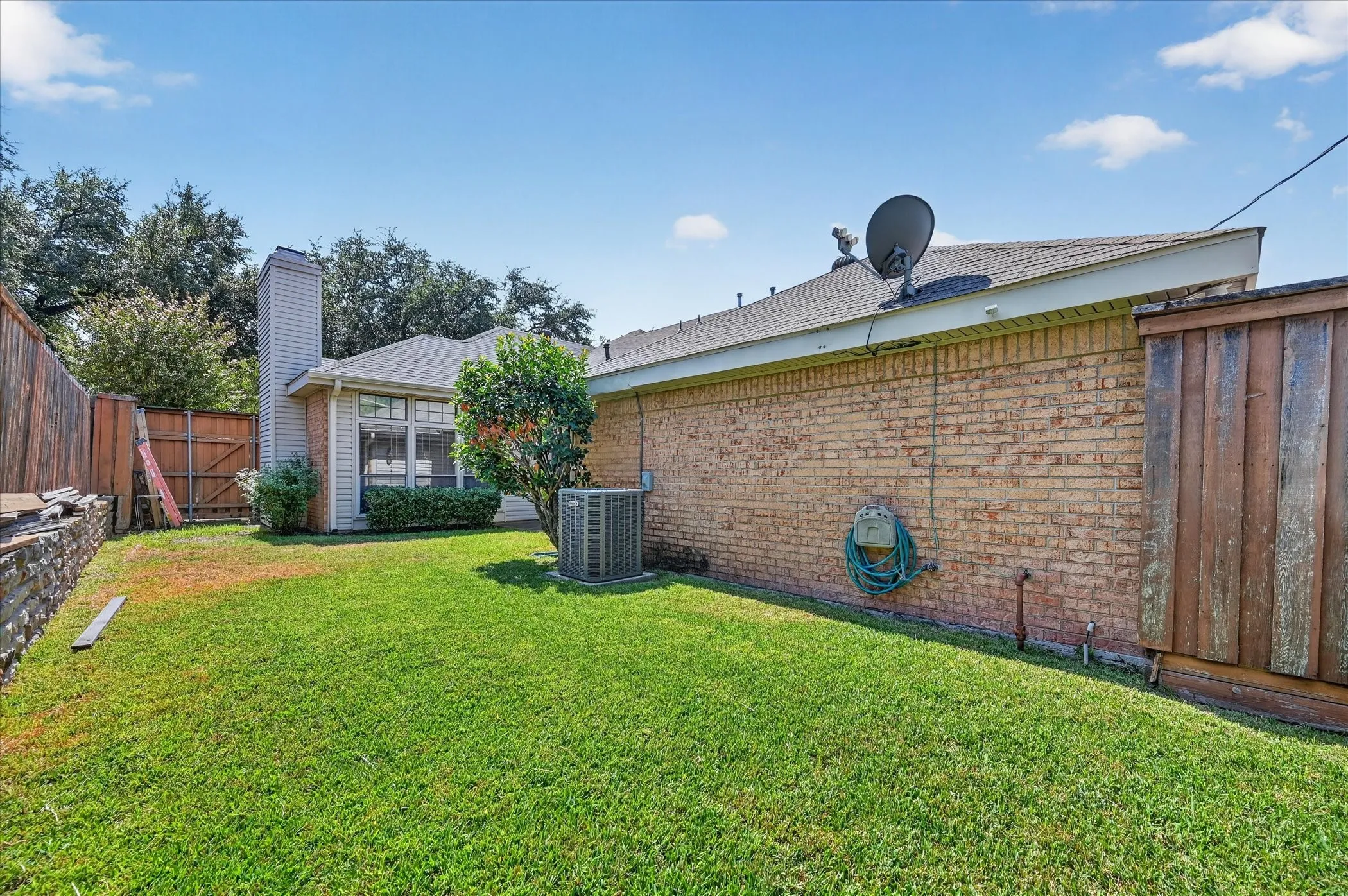 Single Family Residence For Sale in Dallas County , 9711 Springtree Lane, Dallas, Texas 75243, 2 Bedroom, 2 Bathroom, 2 Garage spaces, 1,300 Sqft, built in 1982, mls#21375518, Real Estate Agent in Dallas, Homes For Sale in Dallas county, Homes For Sale in Dallas, Realtor in Dallas Texas, Real Estate Brokerage Independent Realty Texas, Luminita Cordes Realtor