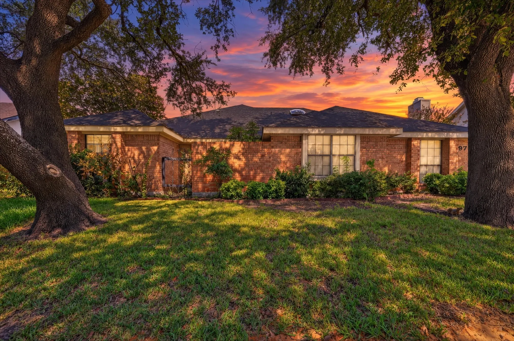 Single Family Residence For Sale in Dallas County , 9711 Springtree Lane, Dallas, Texas 75243, 2 Bedroom, 2 Bathroom, 2 Garage spaces, 1,300 Sqft, built in 1982, mls#21375518, Real Estate Agent in Dallas, Homes For Sale in Dallas county, Homes For Sale in Dallas, Realtor in Dallas Texas, Real Estate Brokerage Independent Realty Texas, Luminita Cordes Realtor