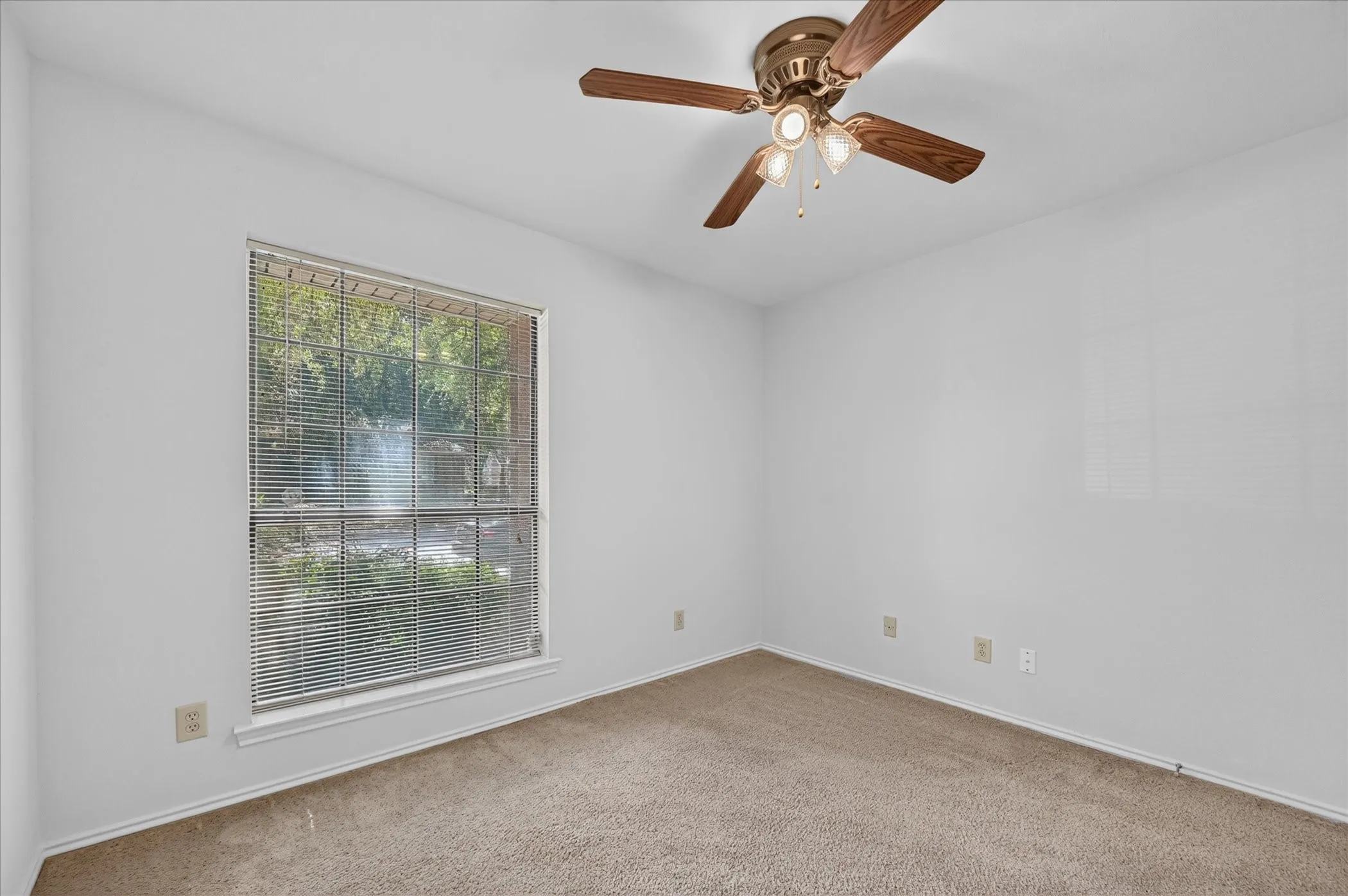 Single Family Residence For Sale in Dallas County , 9711 Springtree Lane, Dallas, Texas 75243, 2 Bedroom, 2 Bathroom, 2 Garage spaces, 1,300 Sqft, built in 1982, mls#21375518, Real Estate Agent in Dallas, Homes For Sale in Dallas county, Homes For Sale in Dallas, Realtor in Dallas Texas, Real Estate Brokerage Independent Realty Texas, Luminita Cordes Realtor