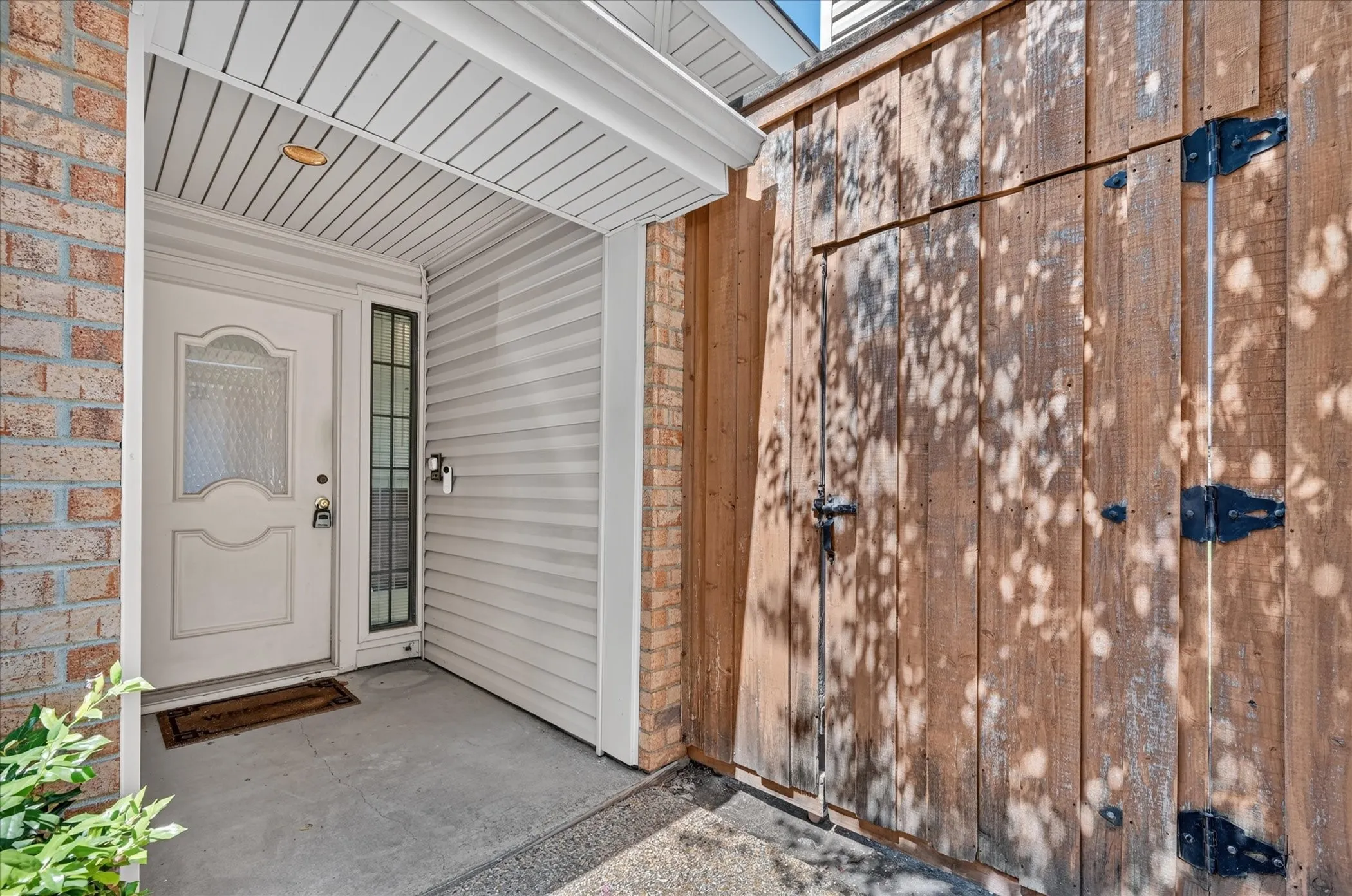 Single Family Residence For Sale in Dallas County , 9711 Springtree Lane, Dallas, Texas 75243, 2 Bedroom, 2 Bathroom, 2 Garage spaces, 1,300 Sqft, built in 1982, mls#21375518, Real Estate Agent in Dallas, Homes For Sale in Dallas county, Homes For Sale in Dallas, Realtor in Dallas Texas, Real Estate Brokerage Independent Realty Texas, Luminita Cordes Realtor