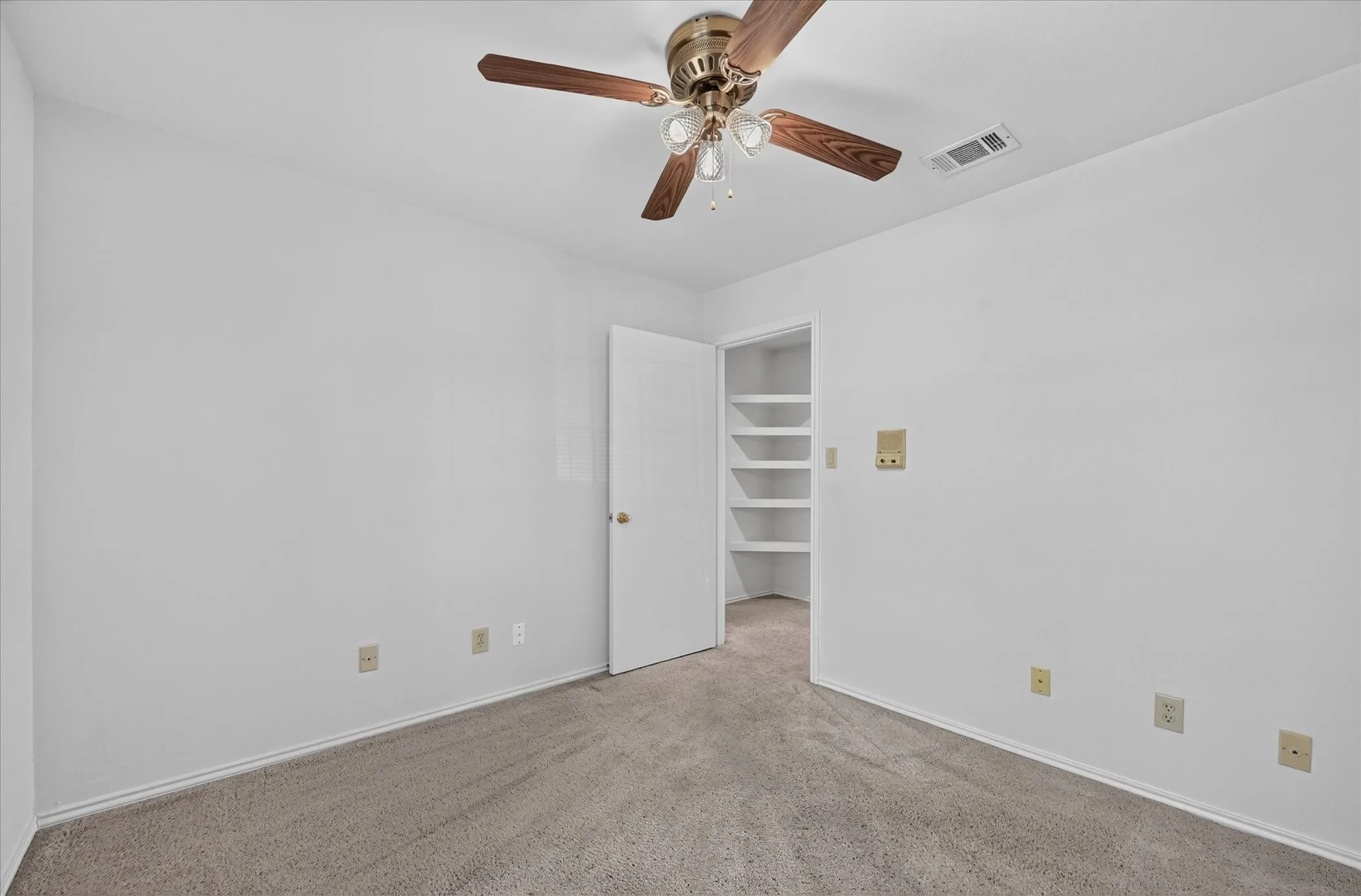 Single Family Residence For Sale in Dallas County , 9711 Springtree Lane, Dallas, Texas 75243, 2 Bedroom, 2 Bathroom, 2 Garage spaces, 1,300 Sqft, built in 1982, mls#21375518, Real Estate Agent in Dallas, Homes For Sale in Dallas county, Homes For Sale in Dallas, Realtor in Dallas Texas, Real Estate Brokerage Independent Realty Texas, Luminita Cordes Realtor