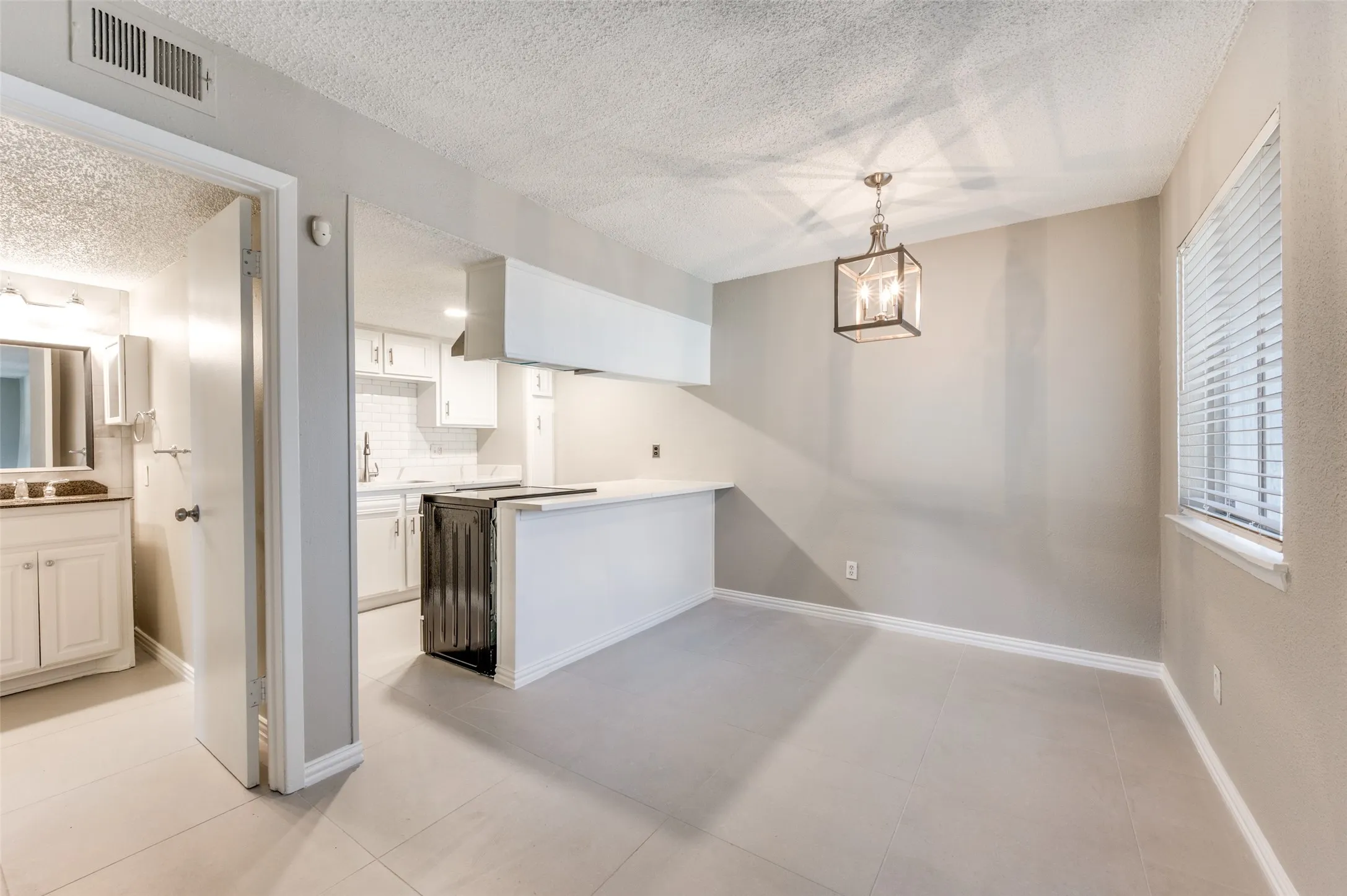 Condominium For Sale in Dallas County , 5623 Harvest Hill Road 2023, Dallas, Texas 75230, 1 Bedroom, 1 Bathroom, Garage spaces, 658 Sqft, built in 1970, mls#21379181, Real Estate Agent in Dallas, Homes For Sale in Dallas county, Homes For Sale in Dallas, Realtor in Dallas Texas, Real Estate Brokerage Independent Realty Texas, Luminita Cordes Realtor