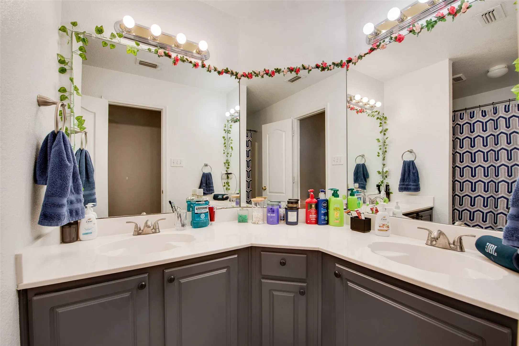 Single Family Residence For Sale in Tarrant County , 5505 Gessner Court, Arlington, Texas 76018, 4 Bedroom, 2 Bathroom, 2 Garage spaces, 1,873 Sqft, built in 2003, mls#21379118, Real Estate Agent in Arlington, Homes For Sale in Tarrant county, Homes For Sale in Arlington, Realtor in Arlington Texas, Real Estate Brokerage Independent Realty Texas, Luminita Cordes Realtor