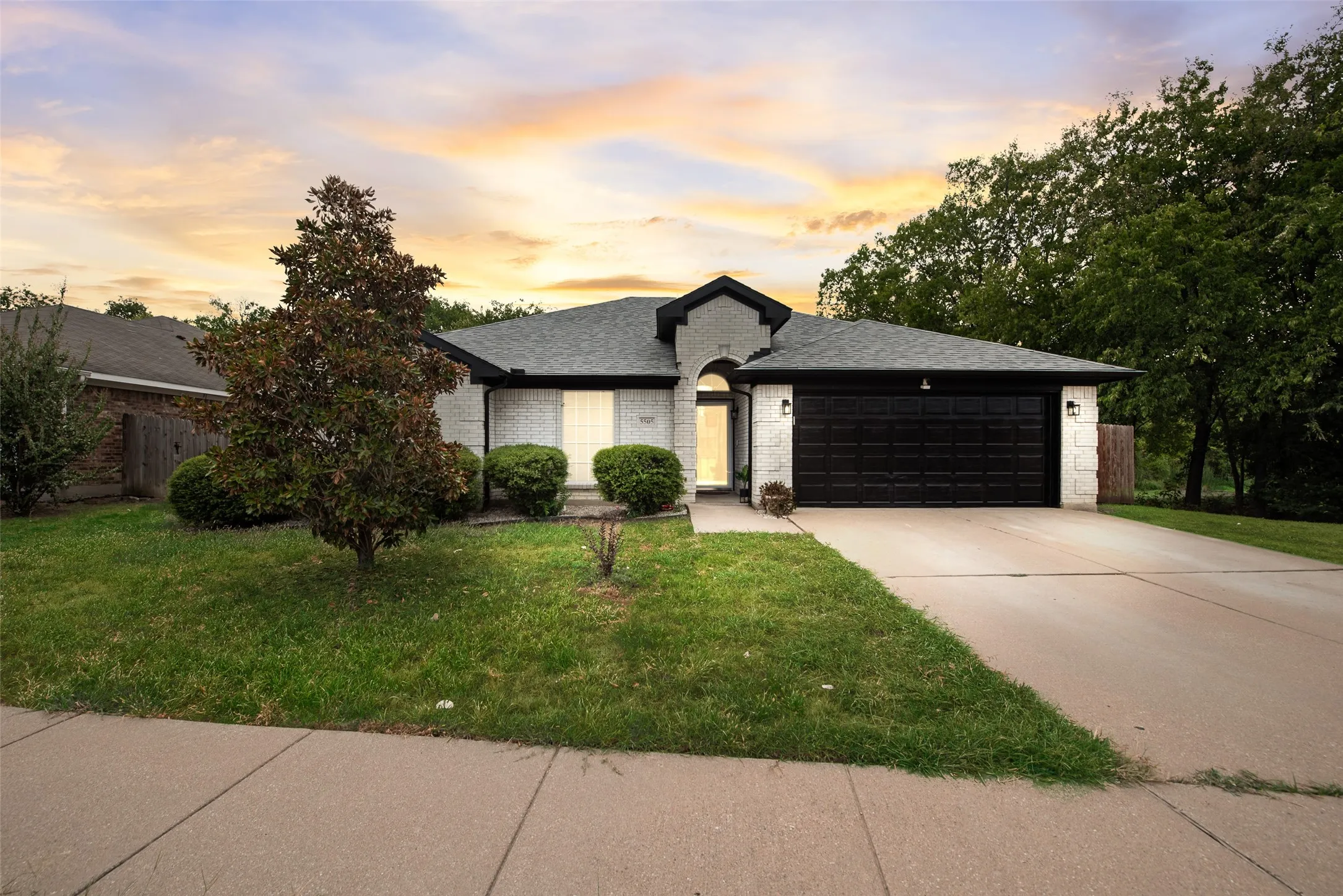 Single Family Residence For Sale in Tarrant County , 5505 Gessner Court, Arlington, Texas 76018, 4 Bedroom, 2 Bathroom, 2 Garage spaces, 1,873 Sqft, built in 2003, mls#21379118, Real Estate Agent in Arlington, Homes For Sale in Tarrant county, Homes For Sale in Arlington, Realtor in Arlington Texas, Real Estate Brokerage Independent Realty Texas, Luminita Cordes Realtor