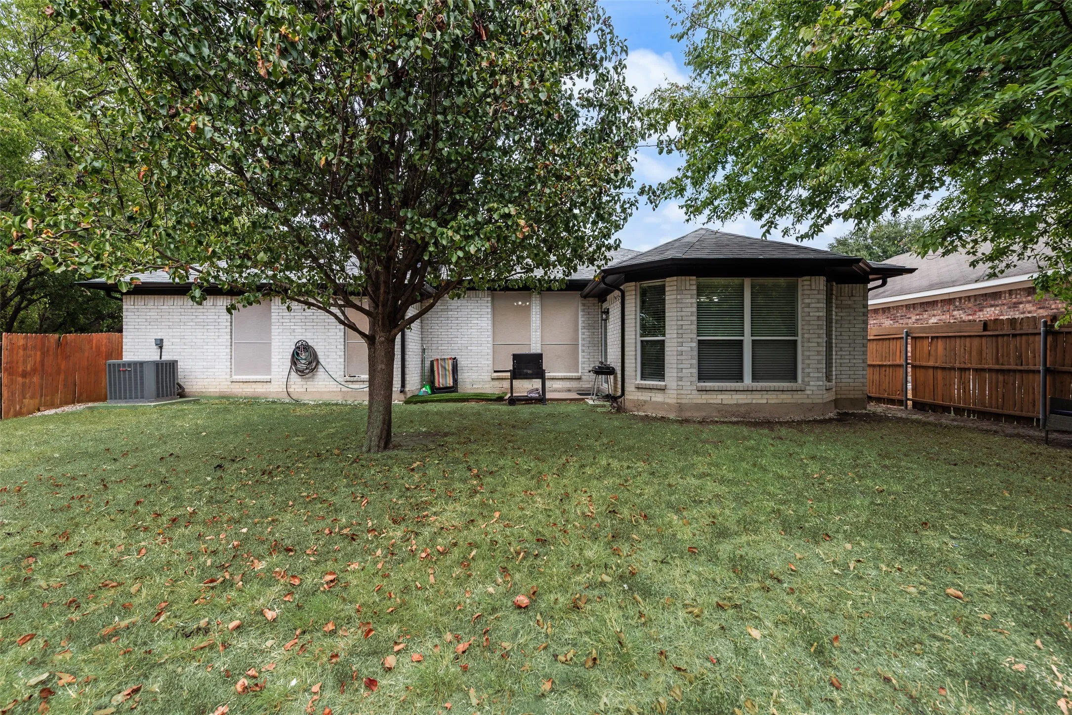 Single Family Residence For Sale in Tarrant County , 5505 Gessner Court, Arlington, Texas 76018, 4 Bedroom, 2 Bathroom, 2 Garage spaces, 1,873 Sqft, built in 2003, mls#21379118, Real Estate Agent in Arlington, Homes For Sale in Tarrant county, Homes For Sale in Arlington, Realtor in Arlington Texas, Real Estate Brokerage Independent Realty Texas, Luminita Cordes Realtor
