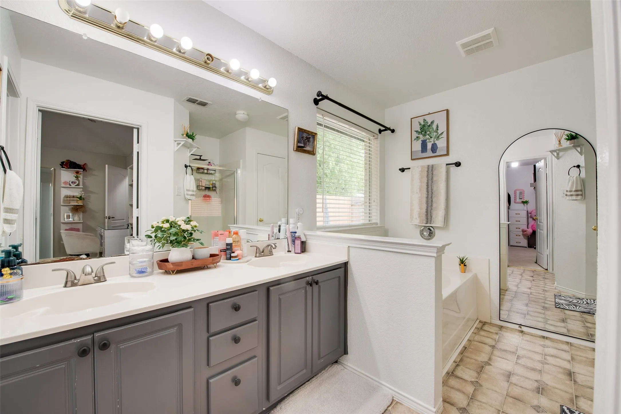 Single Family Residence For Sale in Tarrant County , 5505 Gessner Court, Arlington, Texas 76018, 4 Bedroom, 2 Bathroom, 2 Garage spaces, 1,873 Sqft, built in 2003, mls#21379118, Real Estate Agent in Arlington, Homes For Sale in Tarrant county, Homes For Sale in Arlington, Realtor in Arlington Texas, Real Estate Brokerage Independent Realty Texas, Luminita Cordes Realtor