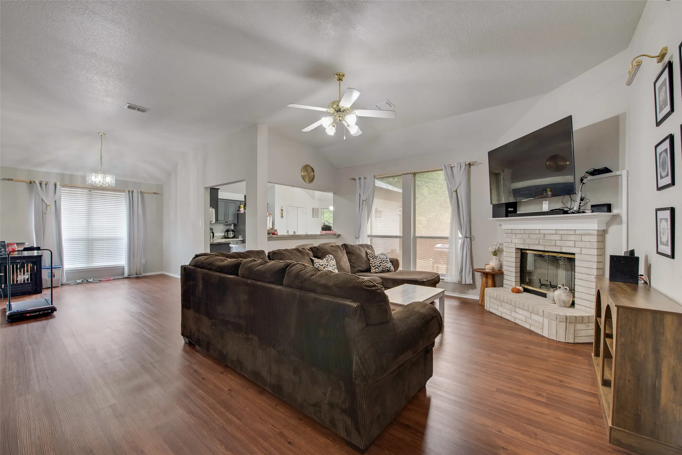Single Family Residence For Sale in Tarrant County , 5505 Gessner Court, Arlington, Texas 76018, 4 Bedroom, 2 Bathroom, 2 Garage spaces, 1,873 Sqft, built in 2003, mls#21379118, Real Estate Agent in Arlington, Homes For Sale in Tarrant county, Homes For Sale in Arlington, Realtor in Arlington Texas, Real Estate Brokerage Independent Realty Texas, Luminita Cordes Realtor