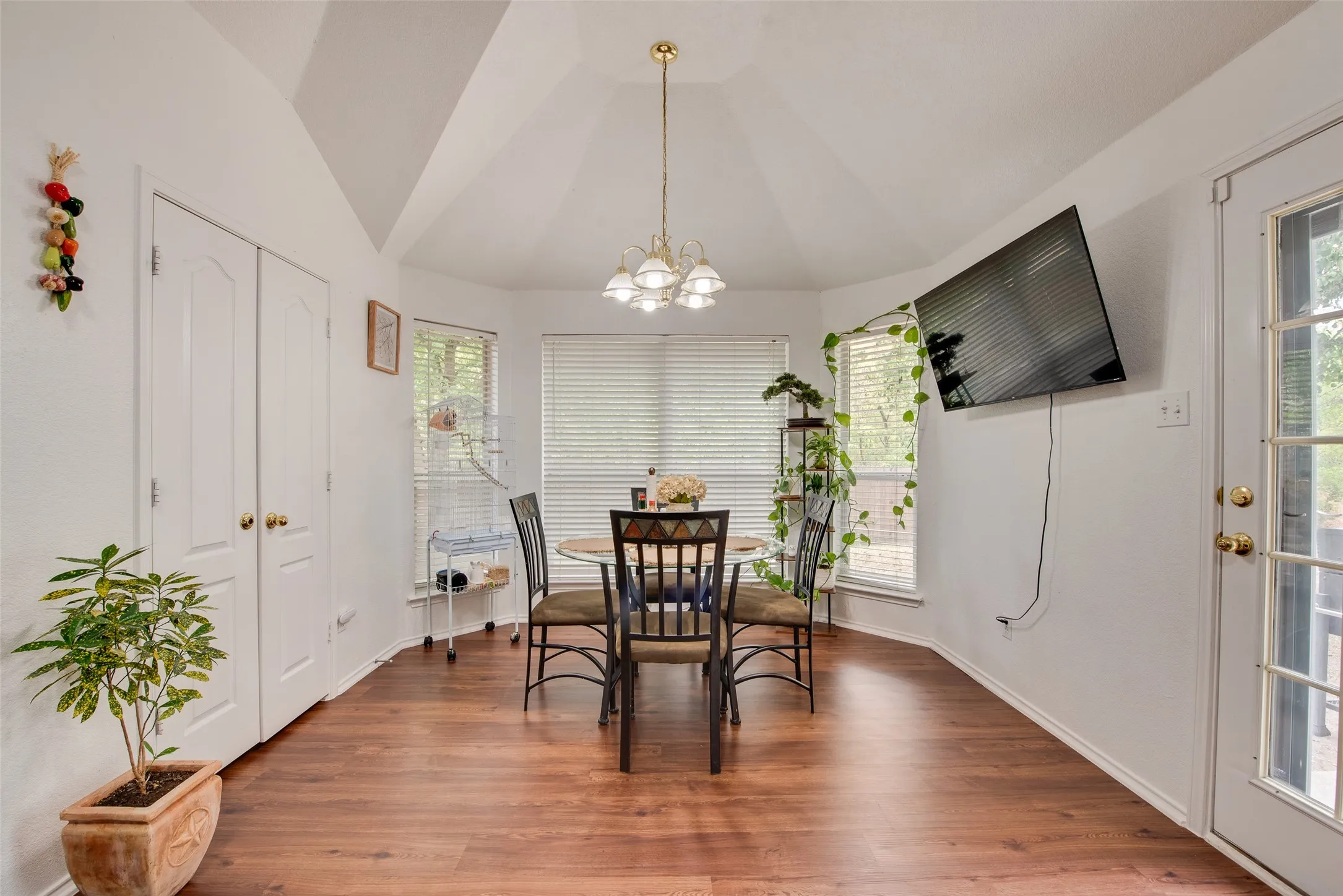 Single Family Residence For Sale in Tarrant County , 5505 Gessner Court, Arlington, Texas 76018, 4 Bedroom, 2 Bathroom, 2 Garage spaces, 1,873 Sqft, built in 2003, mls#21379118, Real Estate Agent in Arlington, Homes For Sale in Tarrant county, Homes For Sale in Arlington, Realtor in Arlington Texas, Real Estate Brokerage Independent Realty Texas, Luminita Cordes Realtor